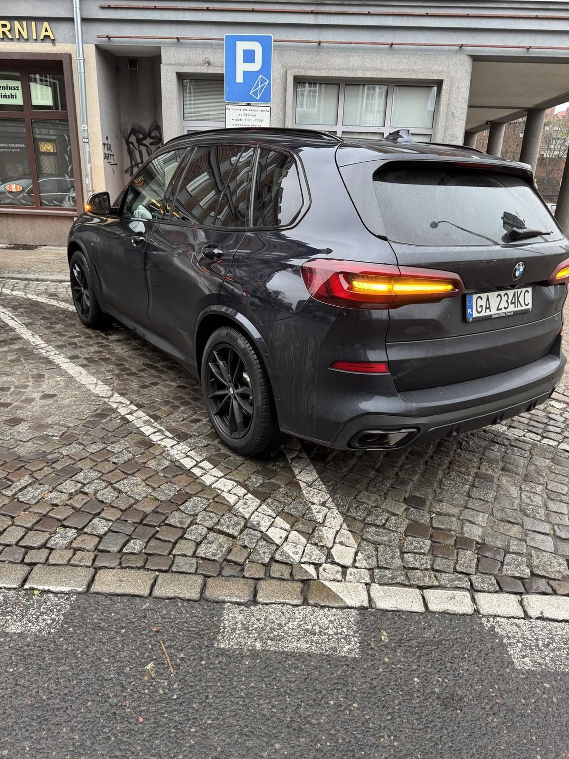 Pan z pewnością z niepełnosprawnością ale umysłowa. Parkowanie na kopercie w racji posiadania bmw...