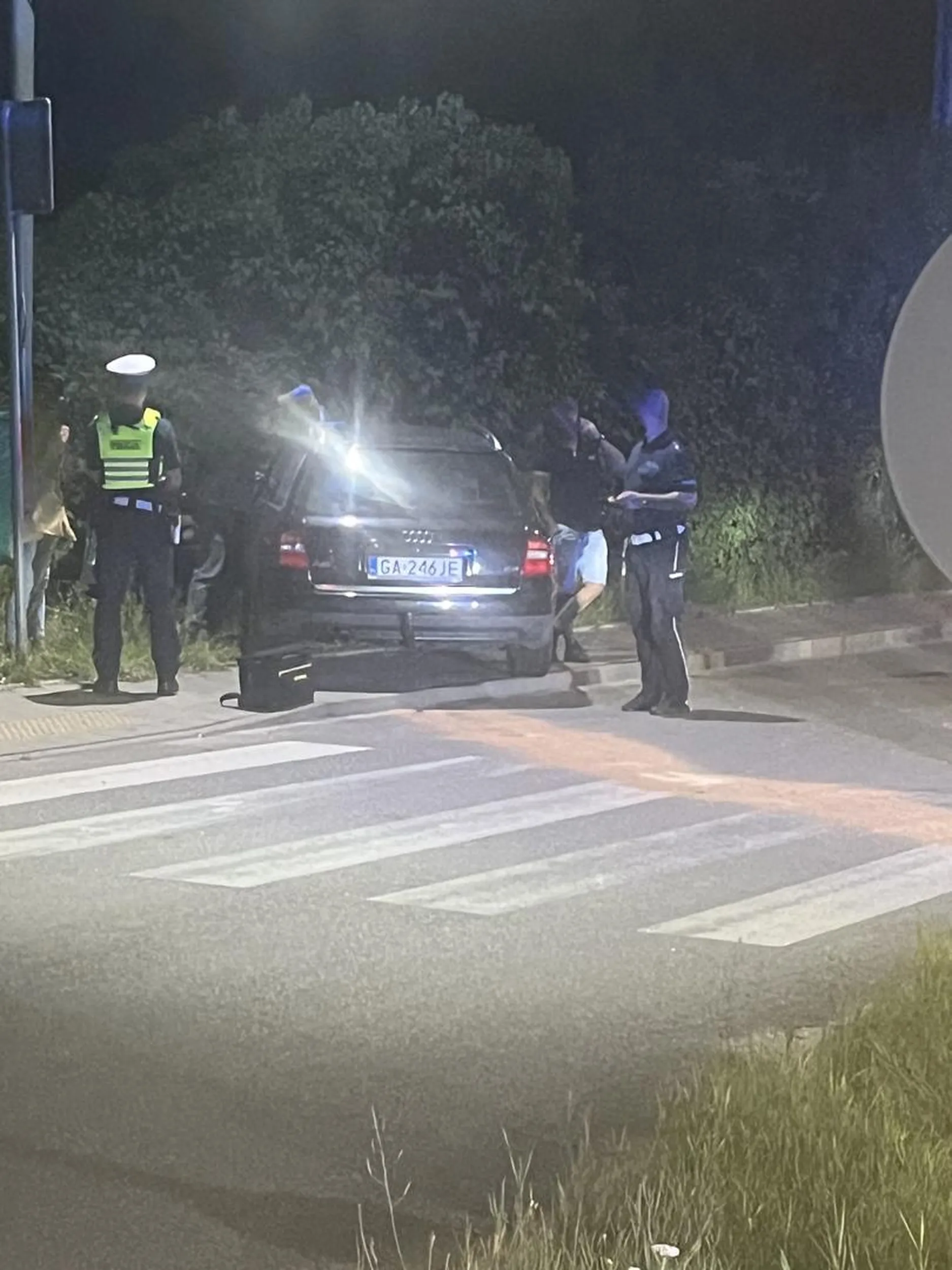 Spowodował wypadek przecinajac latarnie i wpadajac na płot za skrzyzowaniem. Najprawdopodobniej pijany.