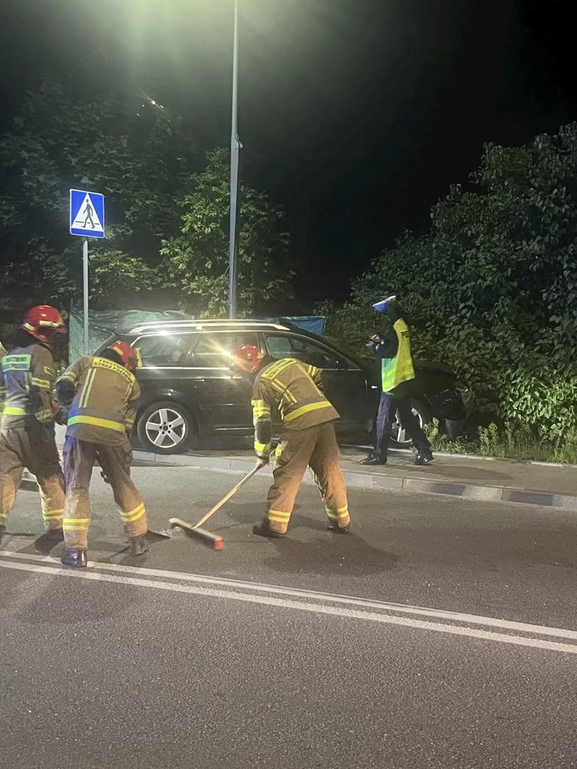 Spowodował wypadek przecinajac latarnie i wpadajac na płot za skrzyzowaniem. Najprawdopodobniej pijany.