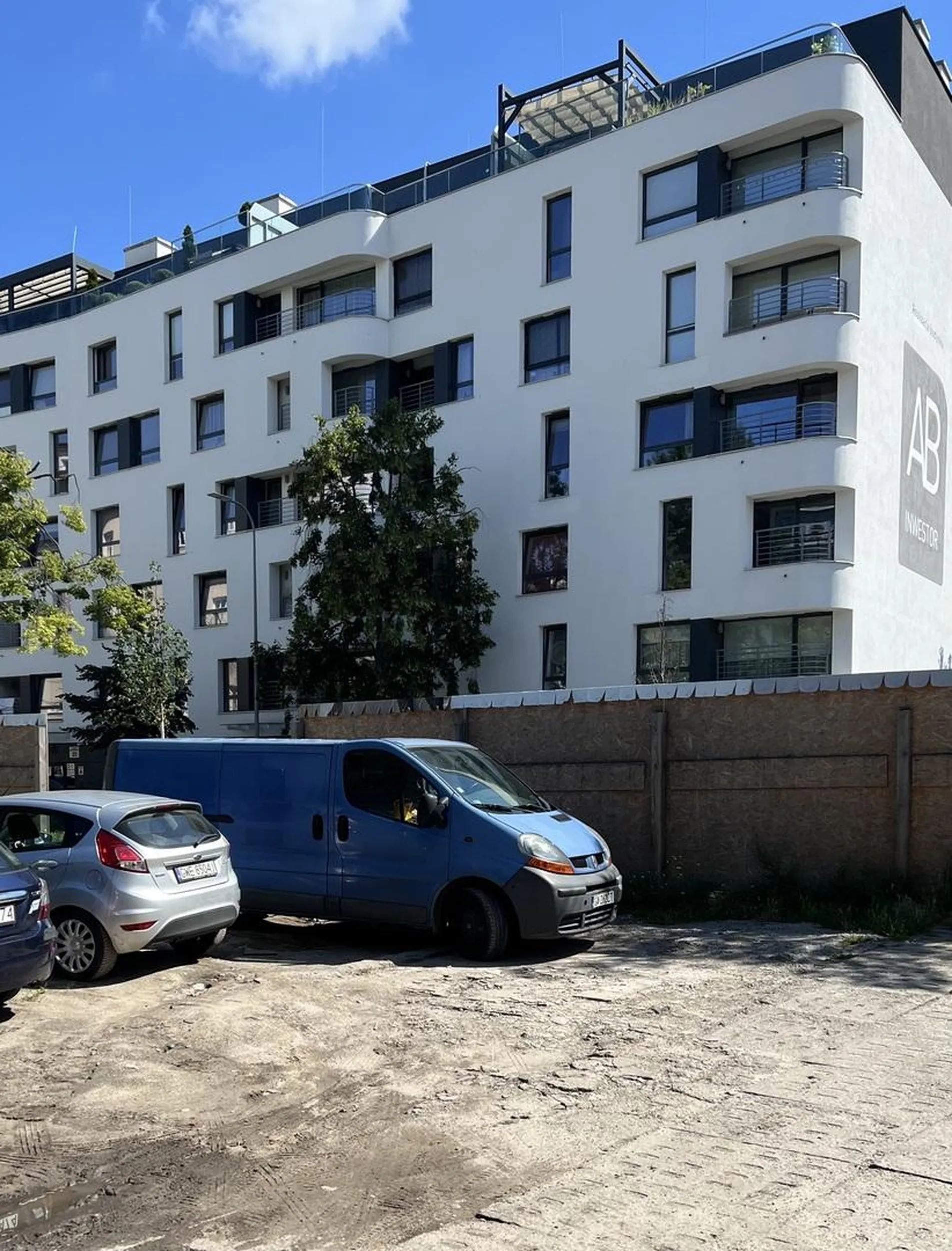 Zastawił jedyną drogę wyjazdową z parkingu i zniknął na kilka godzin.