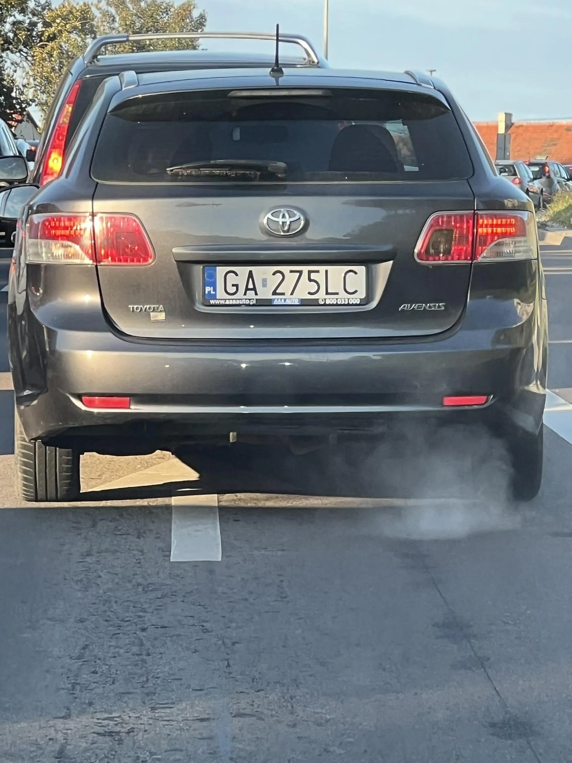 Śmierdziel pali olej w tym złomie, kupa dymu i smrodu