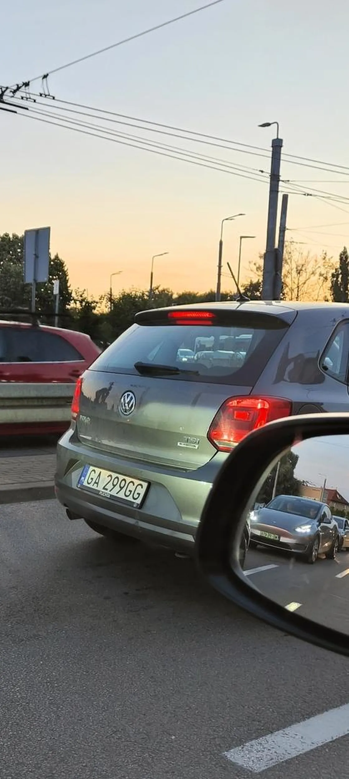 To za ile punktów dzisiaj nawywijał kierowca w Orłowie ciężko zliczyć. Jak i go ile osób narazil na niebezpieczeństwo. Wyprzedzanie z każdej strony, manewry na centymetry, zajeżdżanie drogi, przekraczanie ciągłych. W środku dwóch dość młodych arogancko uśmiechniętych, no coz... nierozgarniętych ludzi. Kierowca jeżeli kiedyś zrobi sobie krzywdę to żadna strata, gorzej że może zrobić krzywdę komuś. Dożywotnio powinien stracić prawo jazdy, bo to nie był jeden nieprzemyślany manewr a cała jazda bazująca na stwarzaniu niebezpieczeństwa dla innych.