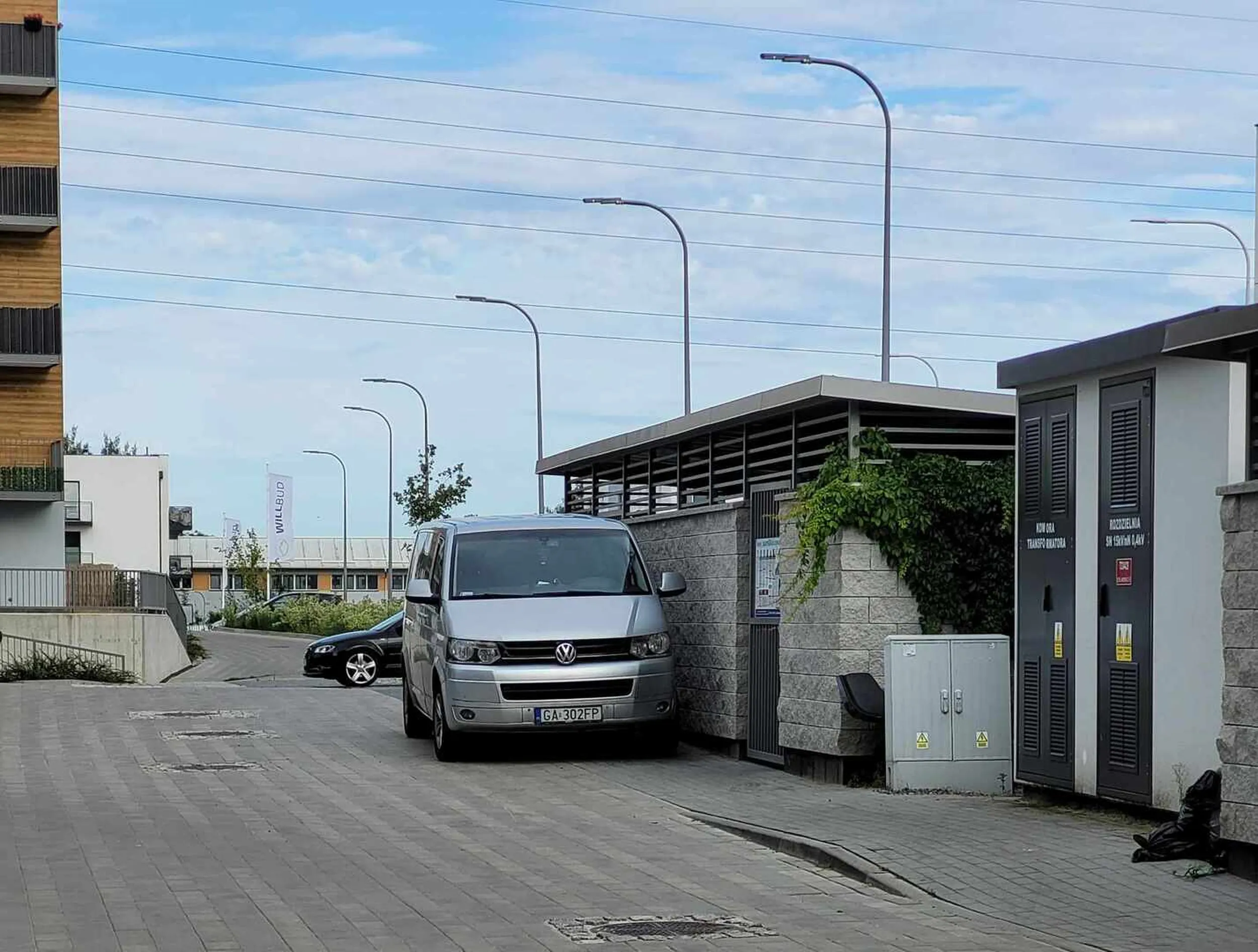 Ten pojazd pod śmietnikiem to rozumiem, że wyrzucony?