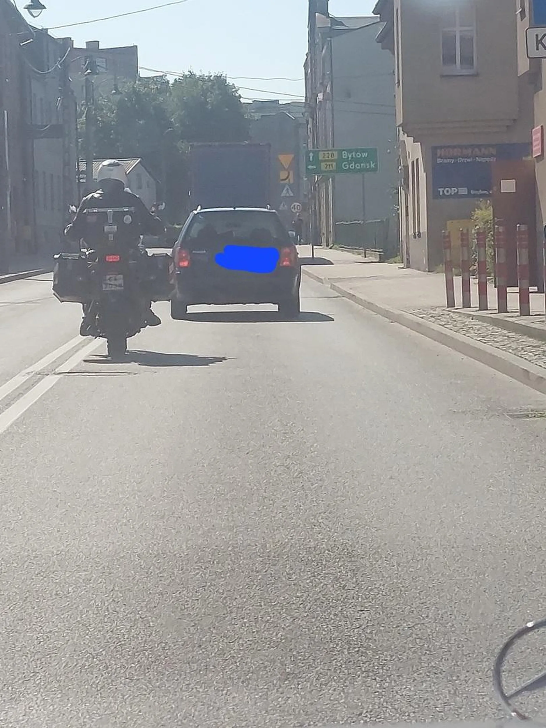 D*bil na motocyklu, wyprzedzający na przejściu dla pieszych zajeżdżając przy tym drogę, żeby się schować. Nagranie z Twoich manewrów leci na stop chama, kolego.