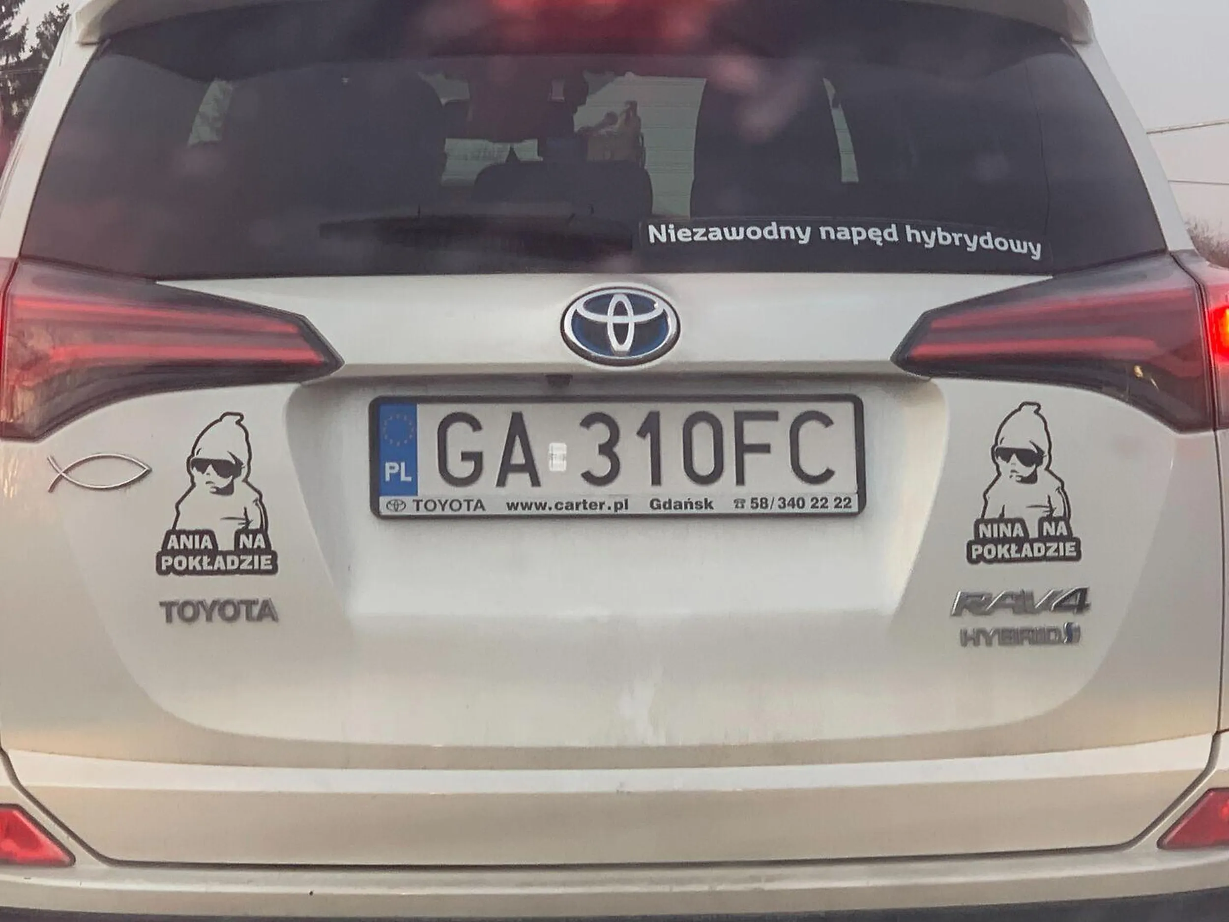 Co to za rybak bez wędki. Dlaczego Pan wozi duchy dzieci na klapie bagażnika. Proszę to zgłosić do specjalistów.