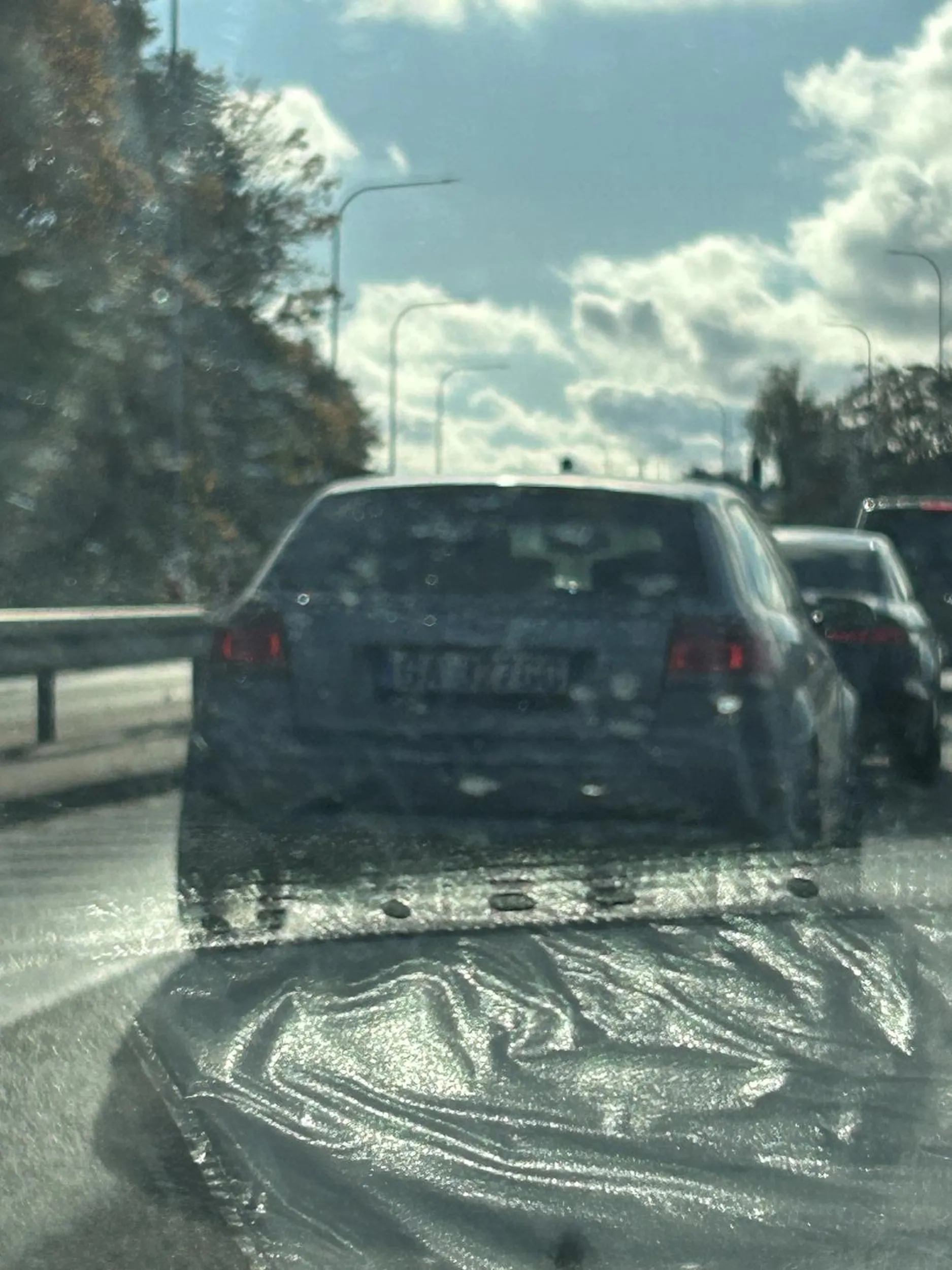 Patologiczny kierowca który się wpycha i prawie powoduje wypadek.