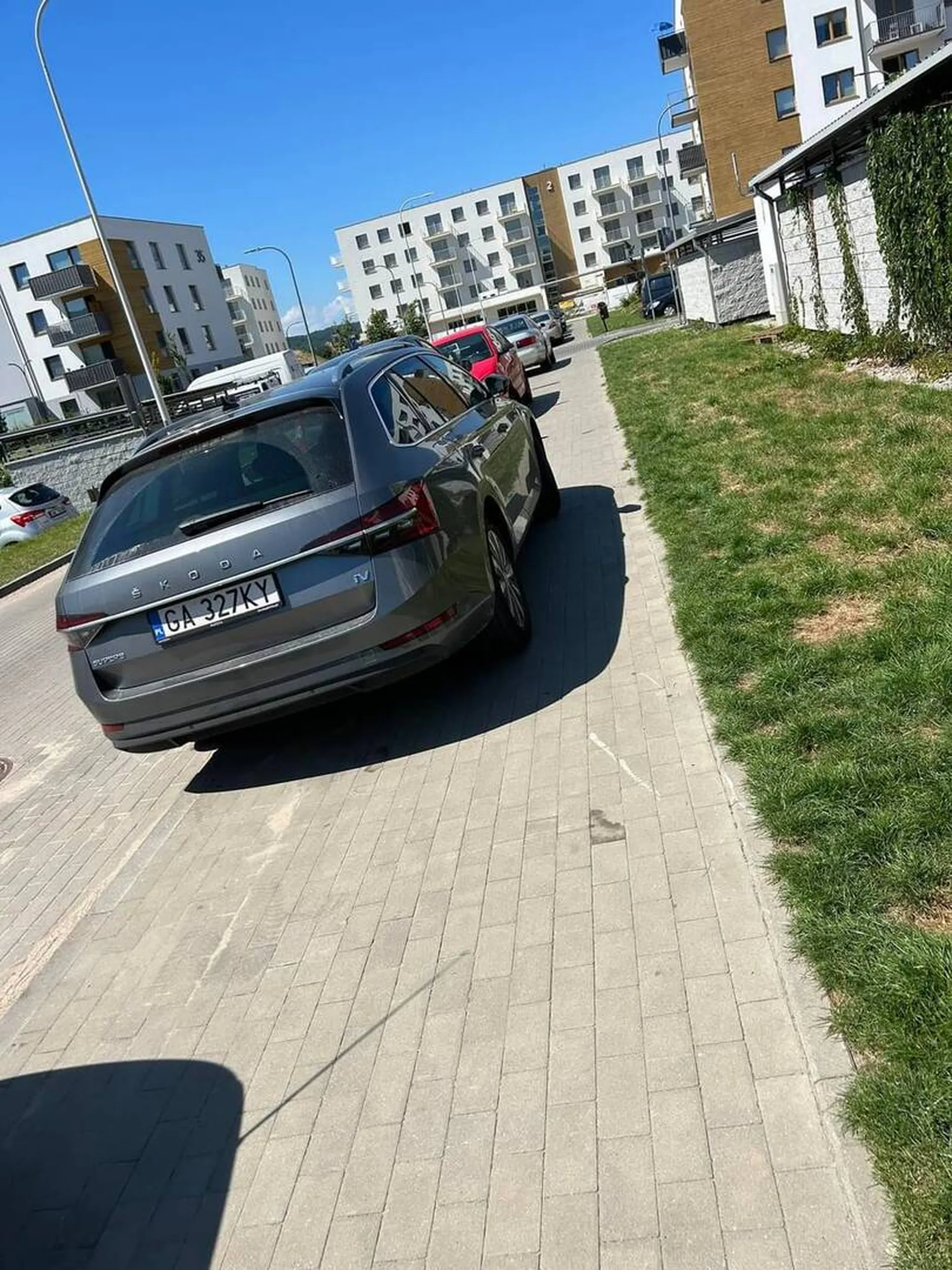 Jeszcze bardziej na chodniku trzeba było zaparkować.