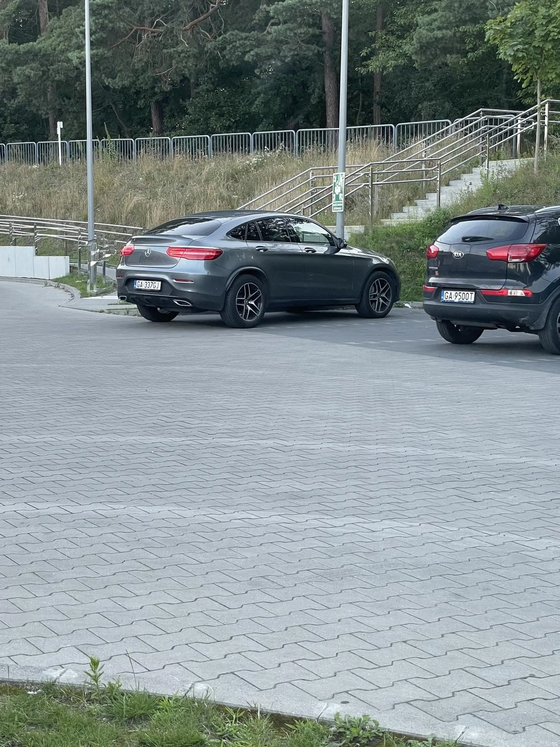 Kierowca nie potrafi parkować. Stoi na dwóch miejscach parkingowych pod ukosem + sam łeb niszczy sobie oponę bo lewym przednim kołem najechał na krawężnik…