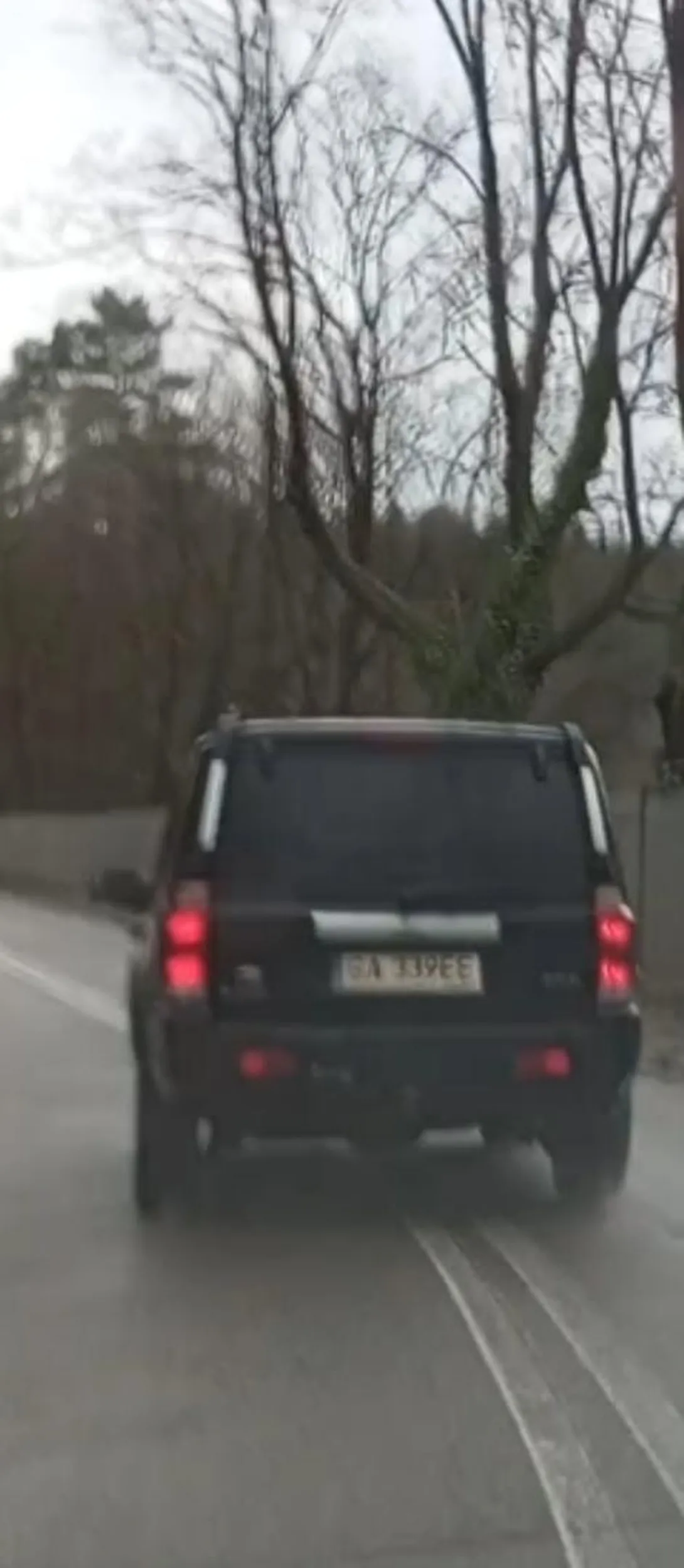 Księżniczka zajęta rozmową przez telefon nie patrzy jak jedzie slalomem