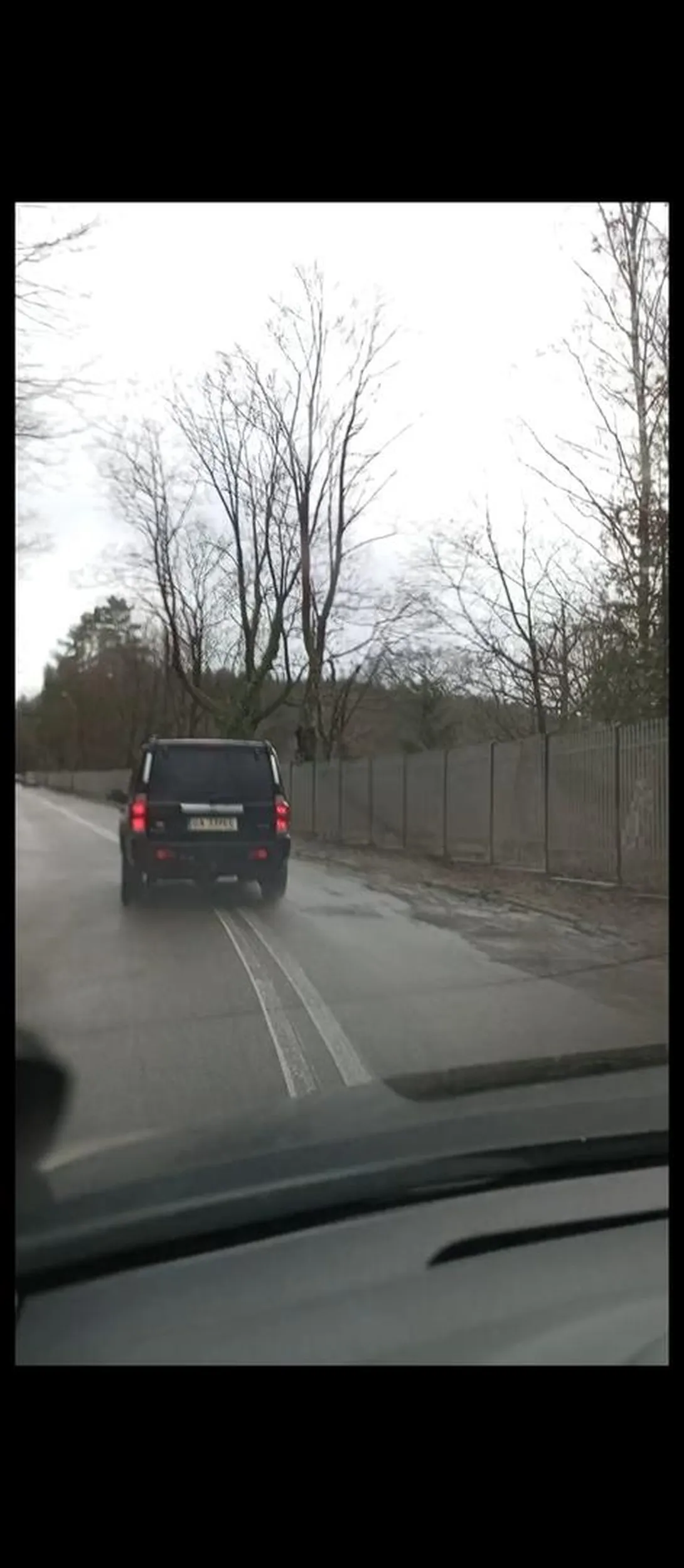 Księżniczka zajęta rozmową przez telefon nie patrzy jak jedzie slalomem