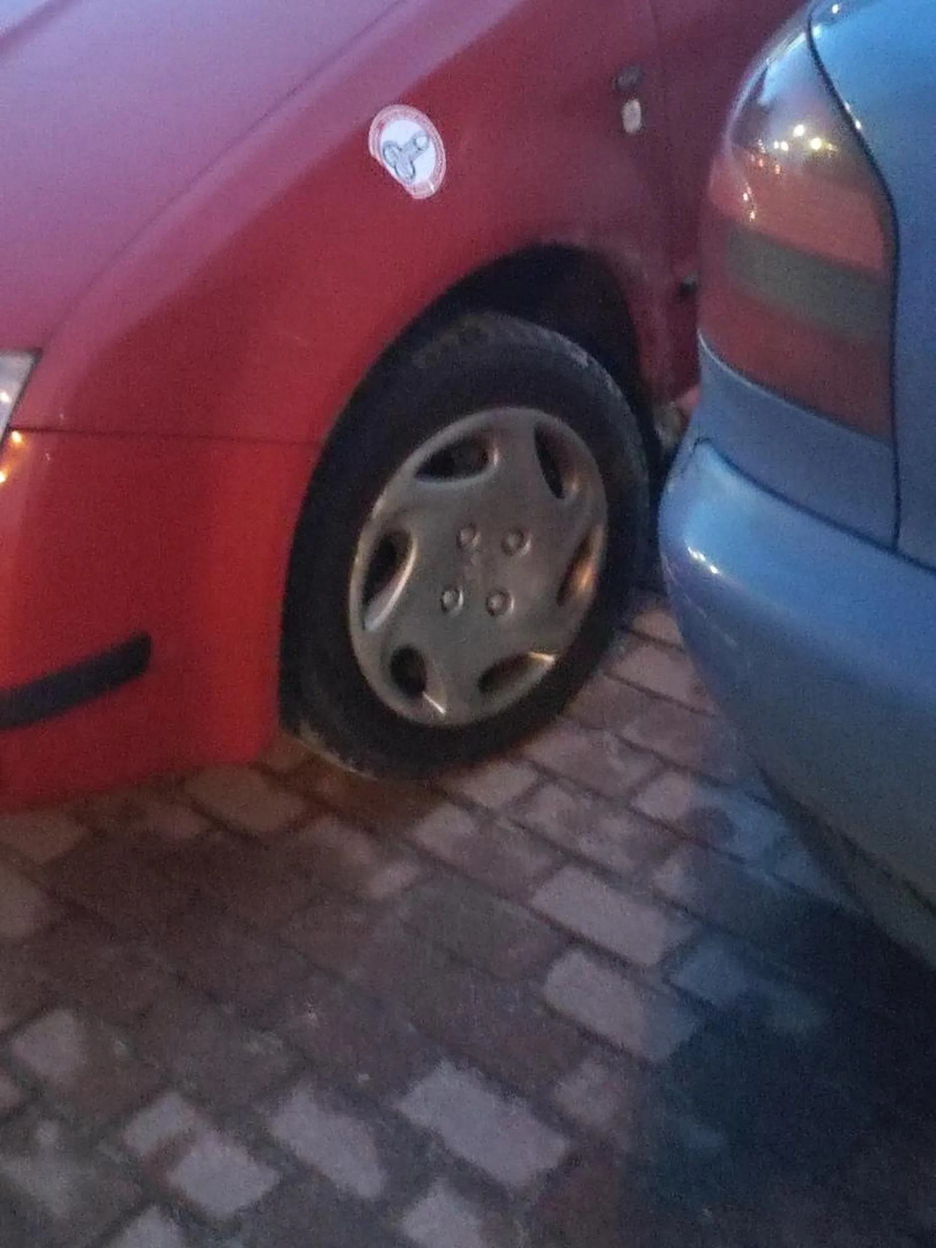 Pajac zastawil drzwi, aby druga osoba nie mogla wysiasc. Zapewne wysiadl drzwiami bocznymi jak malpa skazujac mnie na to samo. Oznaczylam go stosownie