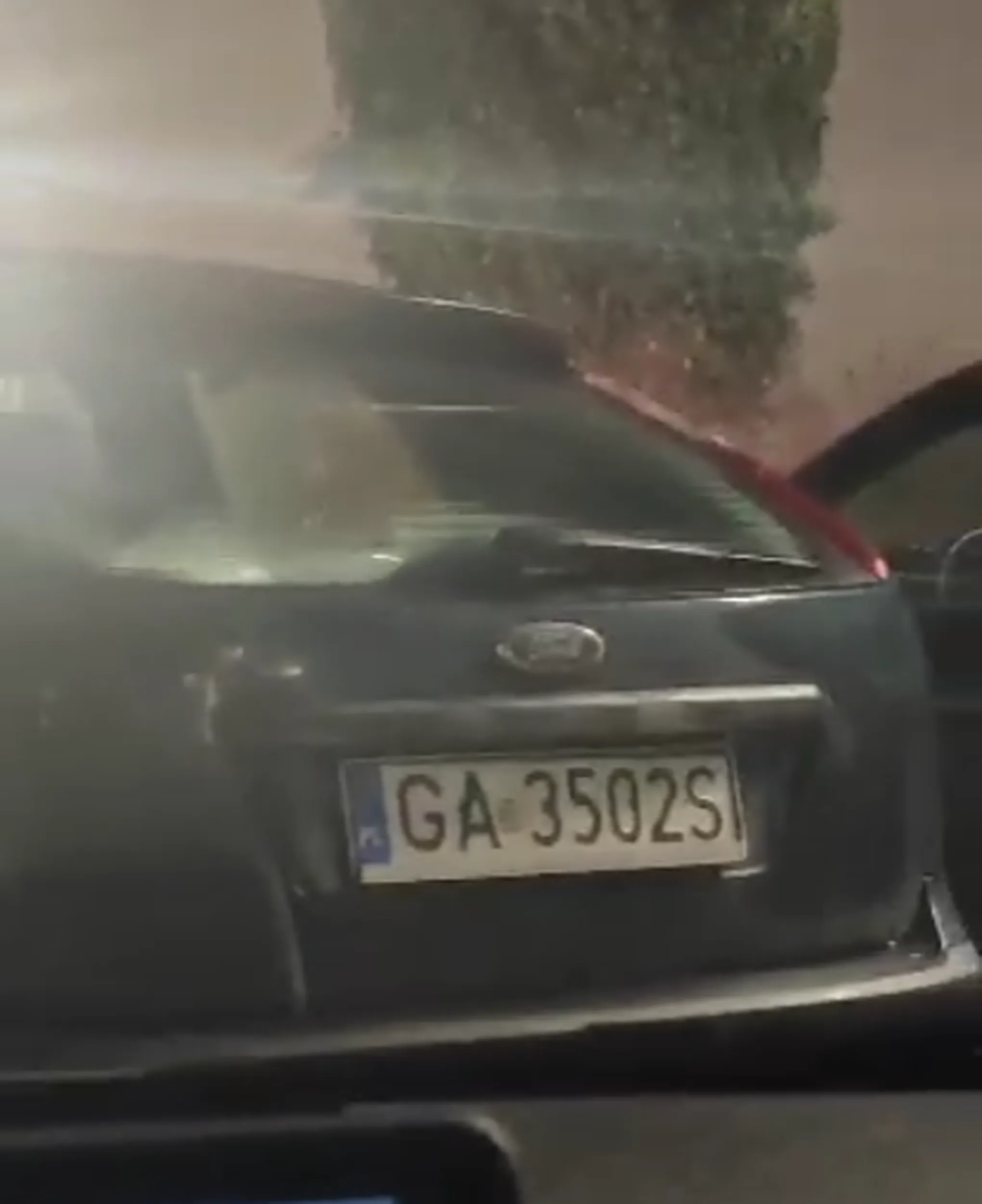 UWAGA !!! Pani w Samochodzie, czas parkowania na dużym placu 10 min wpasowywania się w szerokie miejsce, zmarnowany czas i nerwy 5 uczestników ruchu.