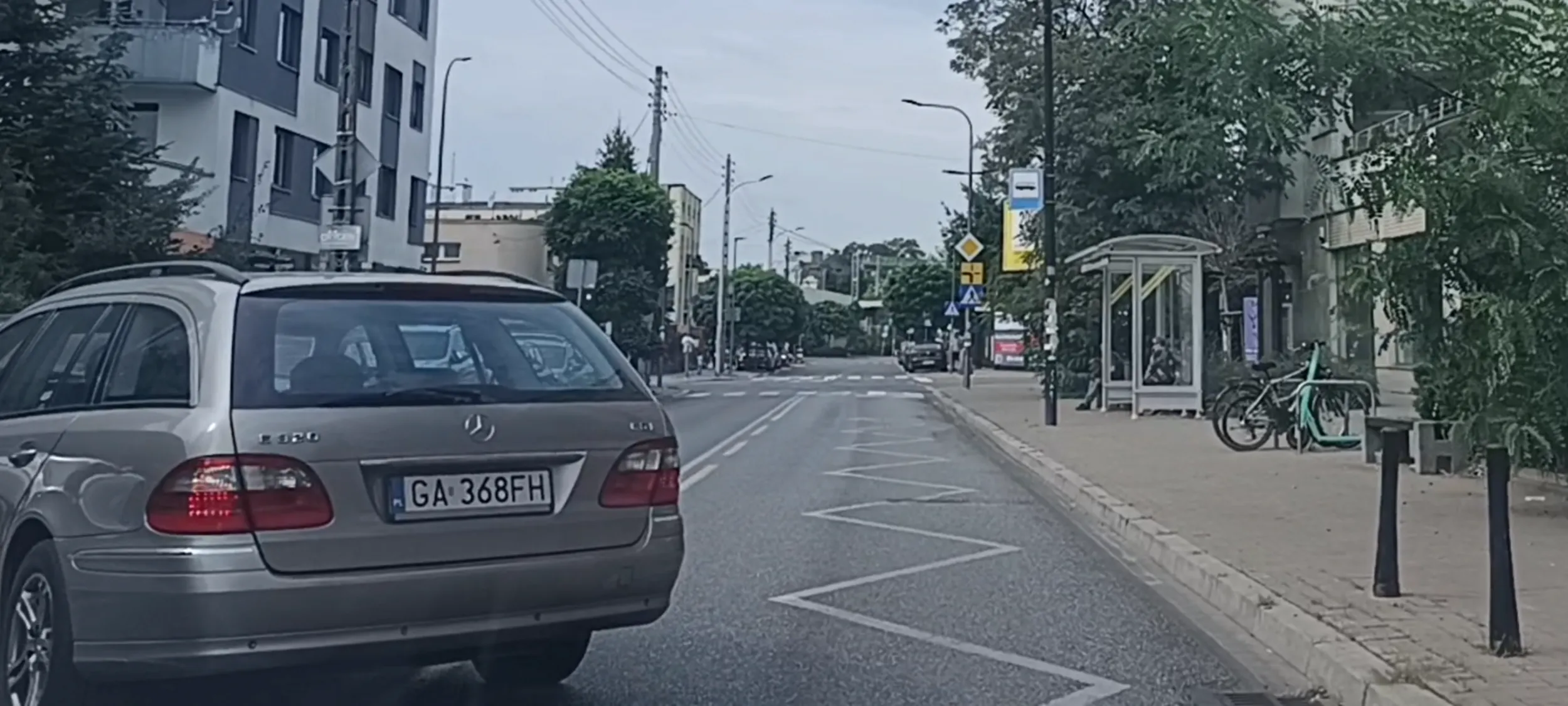 Głupek tamuje ruch i próbuje zaparkować przy jezdni gdzie nie ma żadnego miejsca parkingowego.
