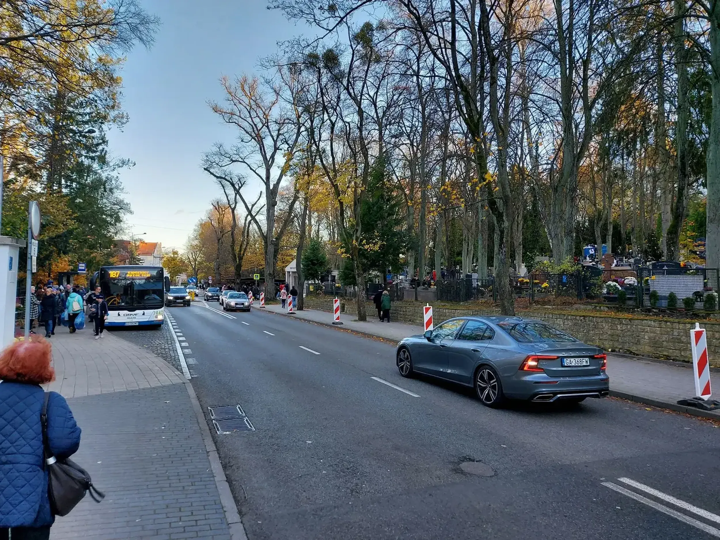 Odważnie wali pod prąd dwupasmową jednokierunkową w Sopocie przy cmentarzu