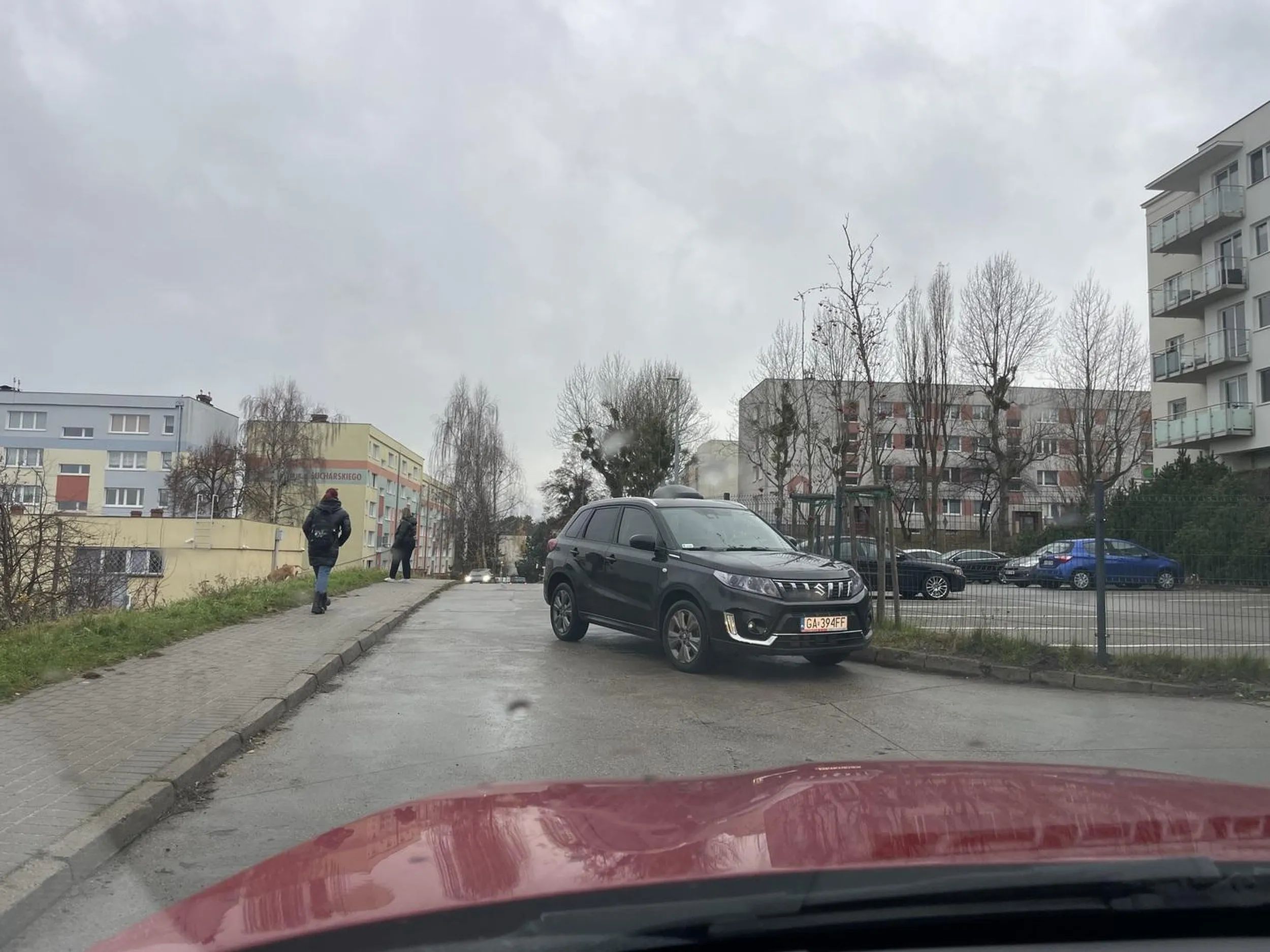 Mistrz parkowania- zablokował wjazd i wyjazd do placówki medycznej, wszyscy musieli jeździć po chodniku- drodze do szkoły !