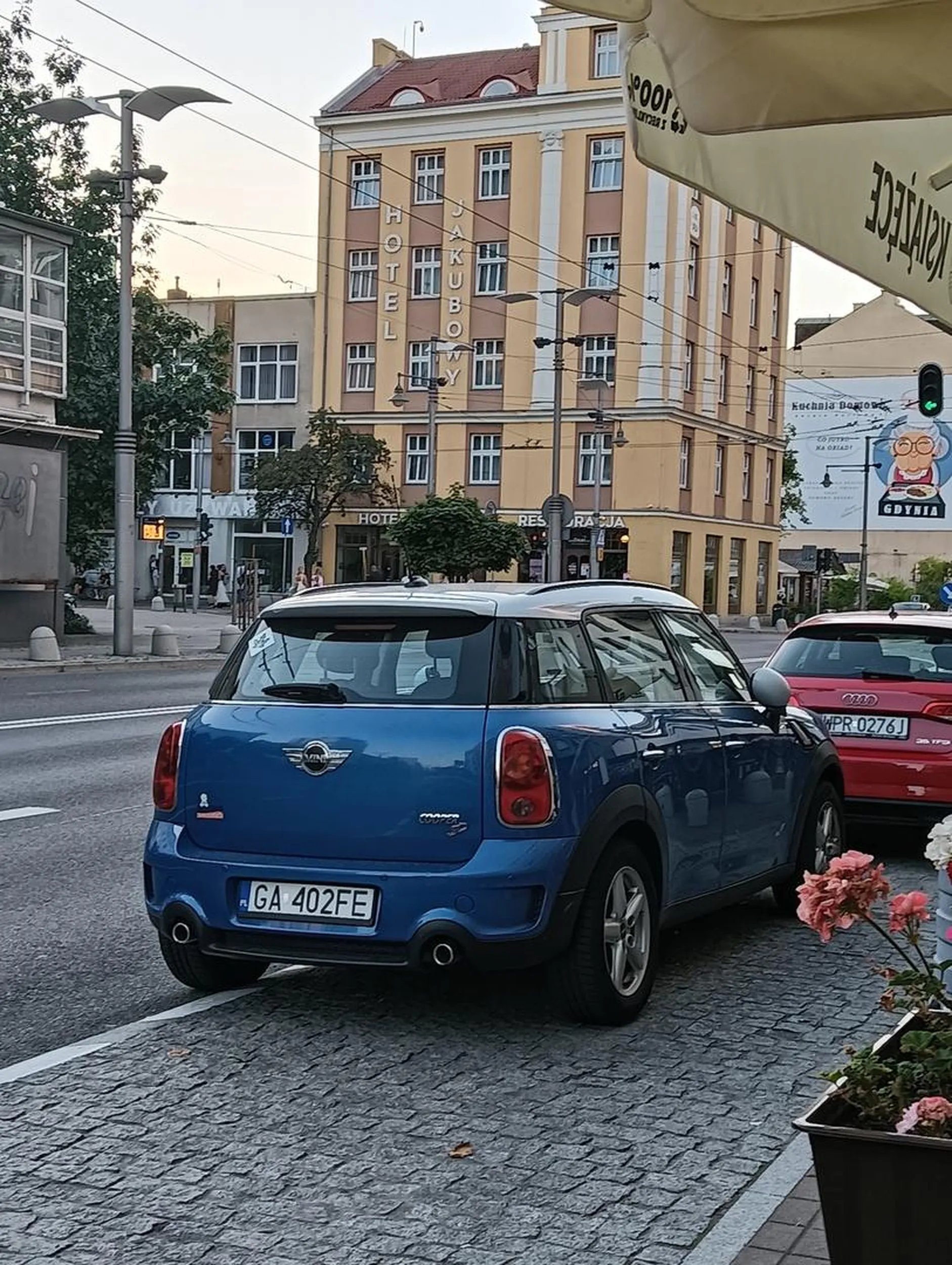 Pani zostawiła auto w połowie szerokości miejsca. Wystając na ulicę. Co za głupi wredny babsztyl.