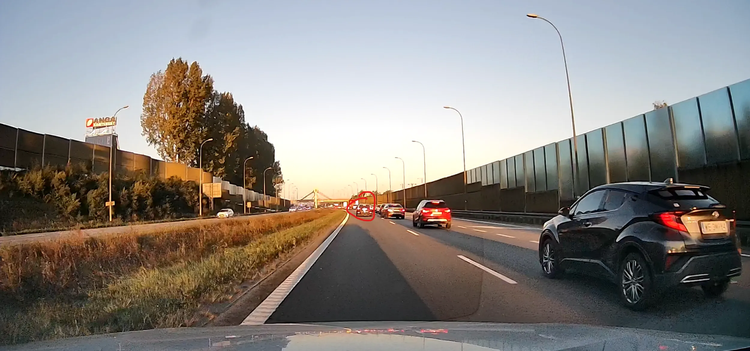 Zdarzenie na Armii Krajowej gdzie kierowca blokuje lewy pas bo nie bedzie stał w korku do zjazdu na obwodnicę. Naucz sie jeździć i nie innym drogi.