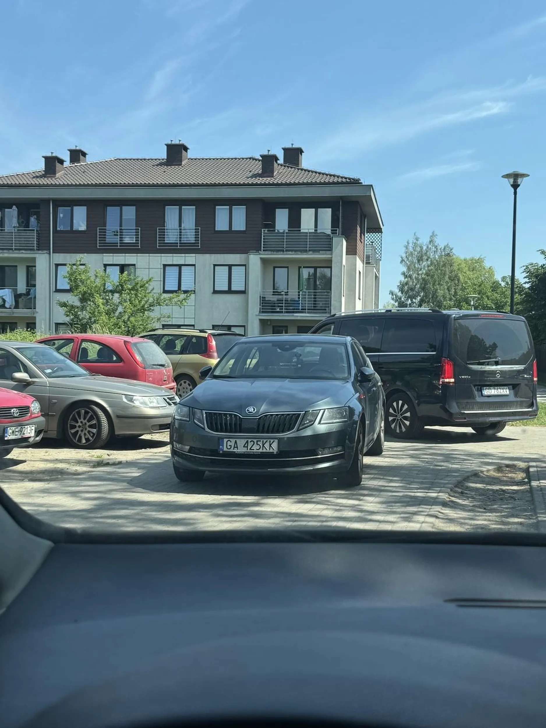Pan sobie parkuje na drodze nie wadząc na to że zastawia wyjazd i inne auta