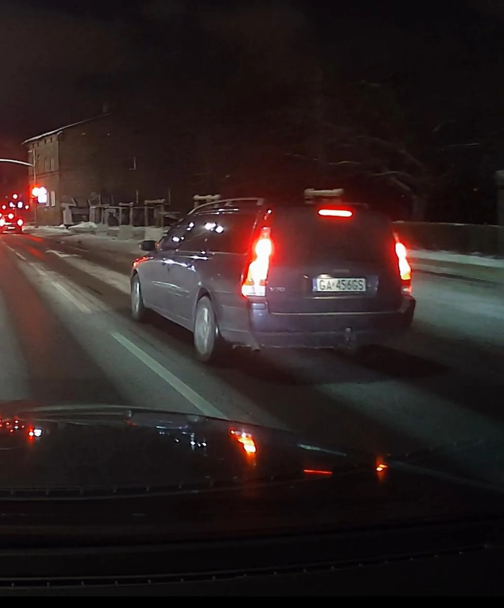 Kierowca chciał wymusić pierwszeństwo a następnie siedzi na dupie i jezdzi za mna, kolego jesli to czytasz to wcale mnie nie przestraszyles ale jestes niezlym baranem chcac sie na mnie wyżyć mimo twojego błedu?