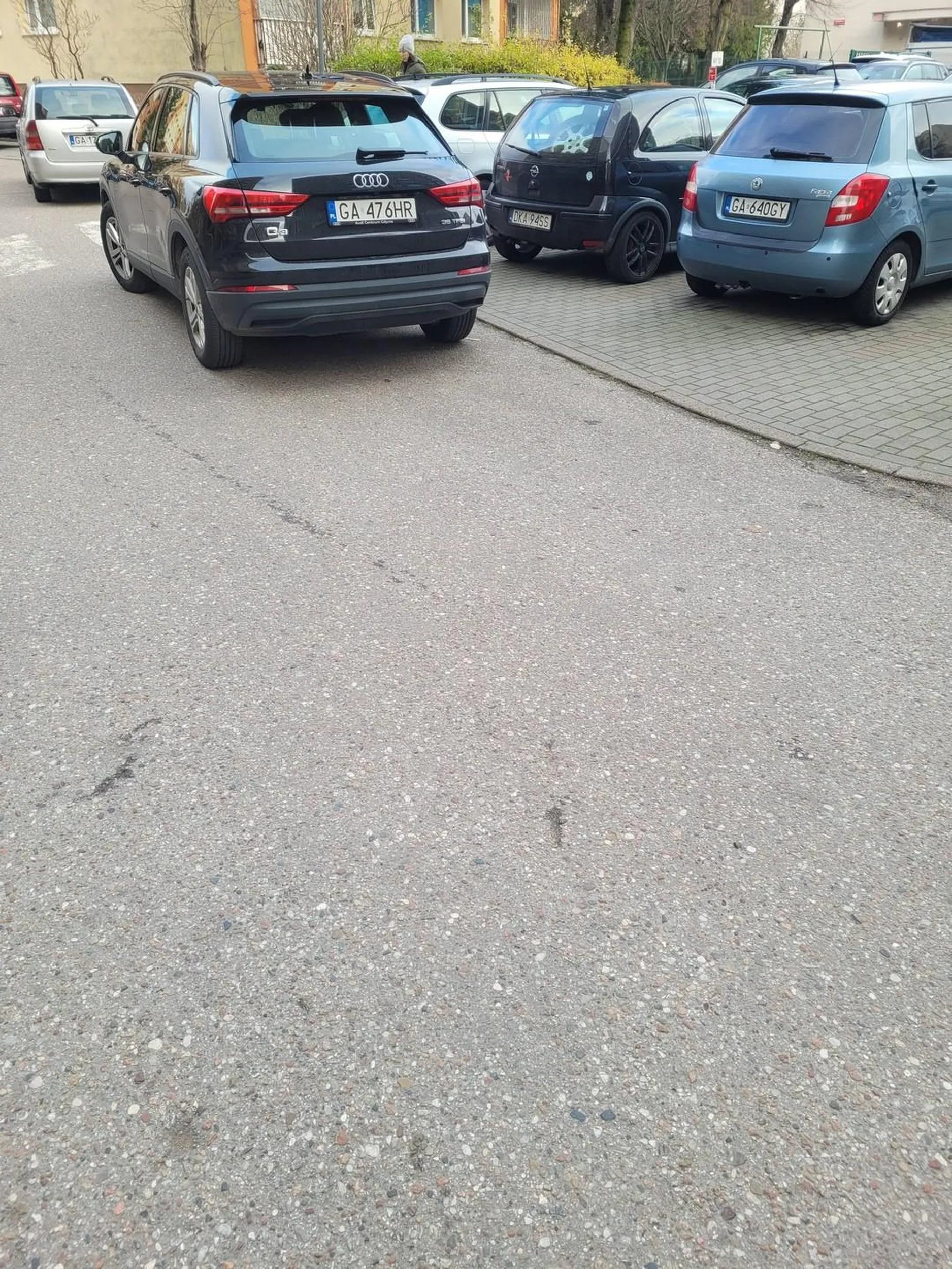 Pirat drogowy, 70 km/h przez osiedle, ludzie na przejściu a on przeciska się przed nimi,  parkuje na środku, blokuje inne zaparkowane auta, blokuje przejazd pożarowy,  blokuje ruch