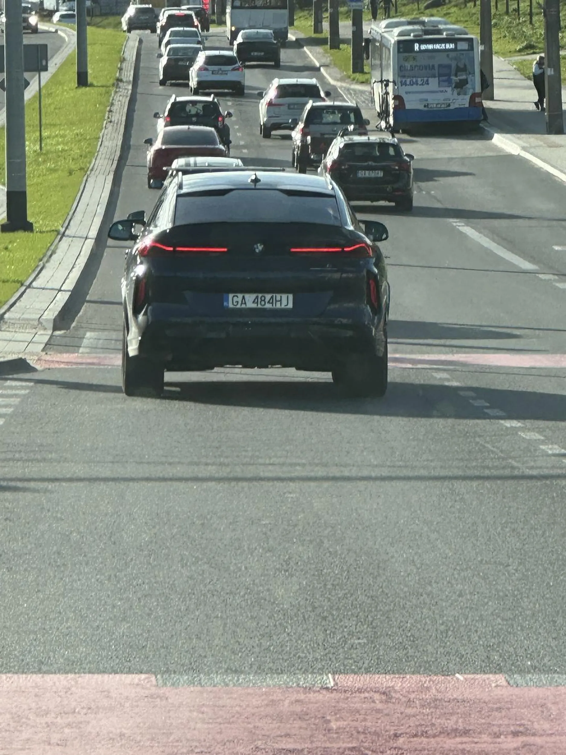 Na auto wydał troszeczkę, a na kurs prawa jazdy zabrakło… Dokument naleziony w paczce chipsów. Pan Kierowca zmienia pas jak mu się podoba - bez znaczenia czy ktoś jedzie drugim pasem. O kierunkowskazach pisać nie muszę. Nagminnie jedzie środkiem zajmując dwa pasy. Czerwone światła również go nie obwiązują.
