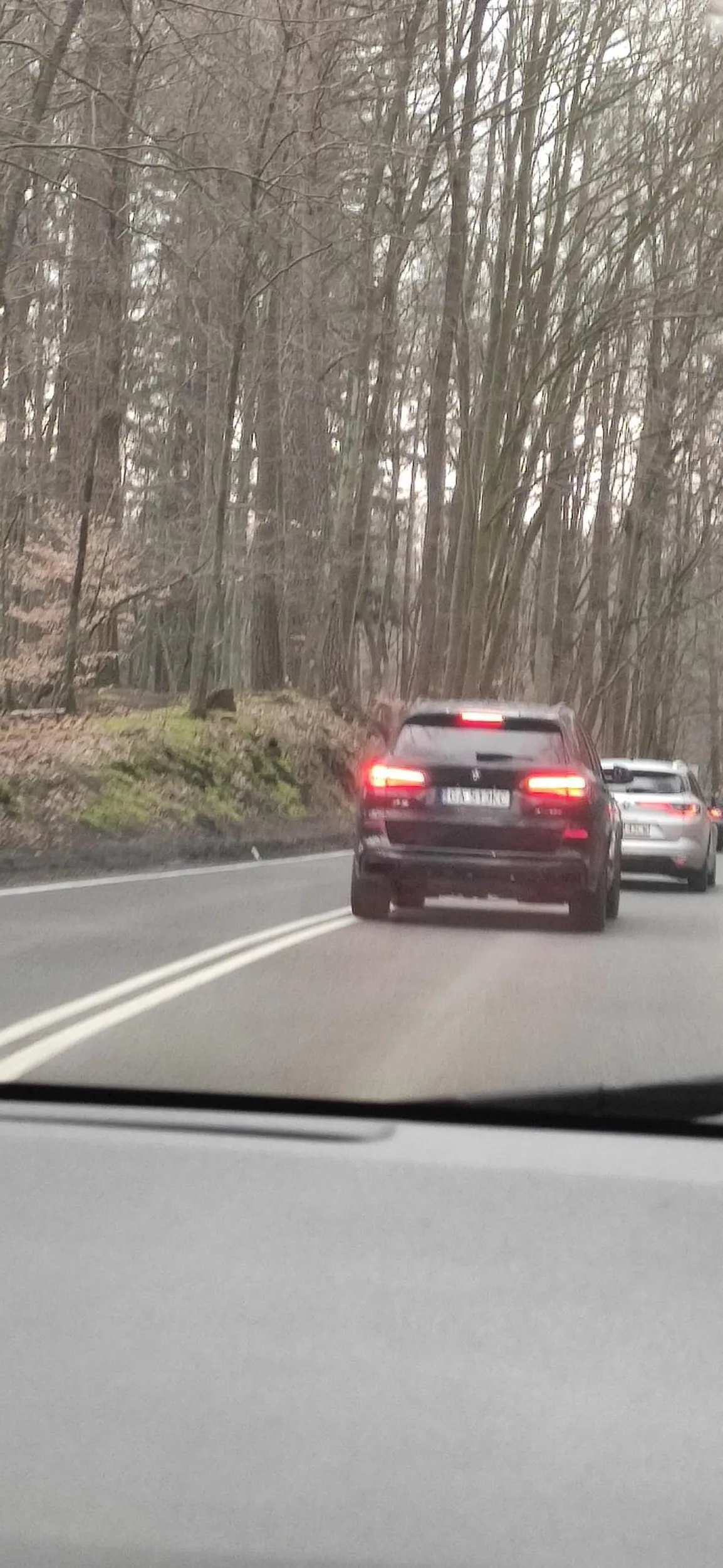 1. Brak kierunkowskazów. 2. Przykleja się do tyłu innych samochodów, wiedząc, że nie może ich wyprzedzić, co tworzy niebezpieczną sytuację. 3. Kiedy nie mógł wyprzedzić, wziął telefon do ręki i zaczął grać.