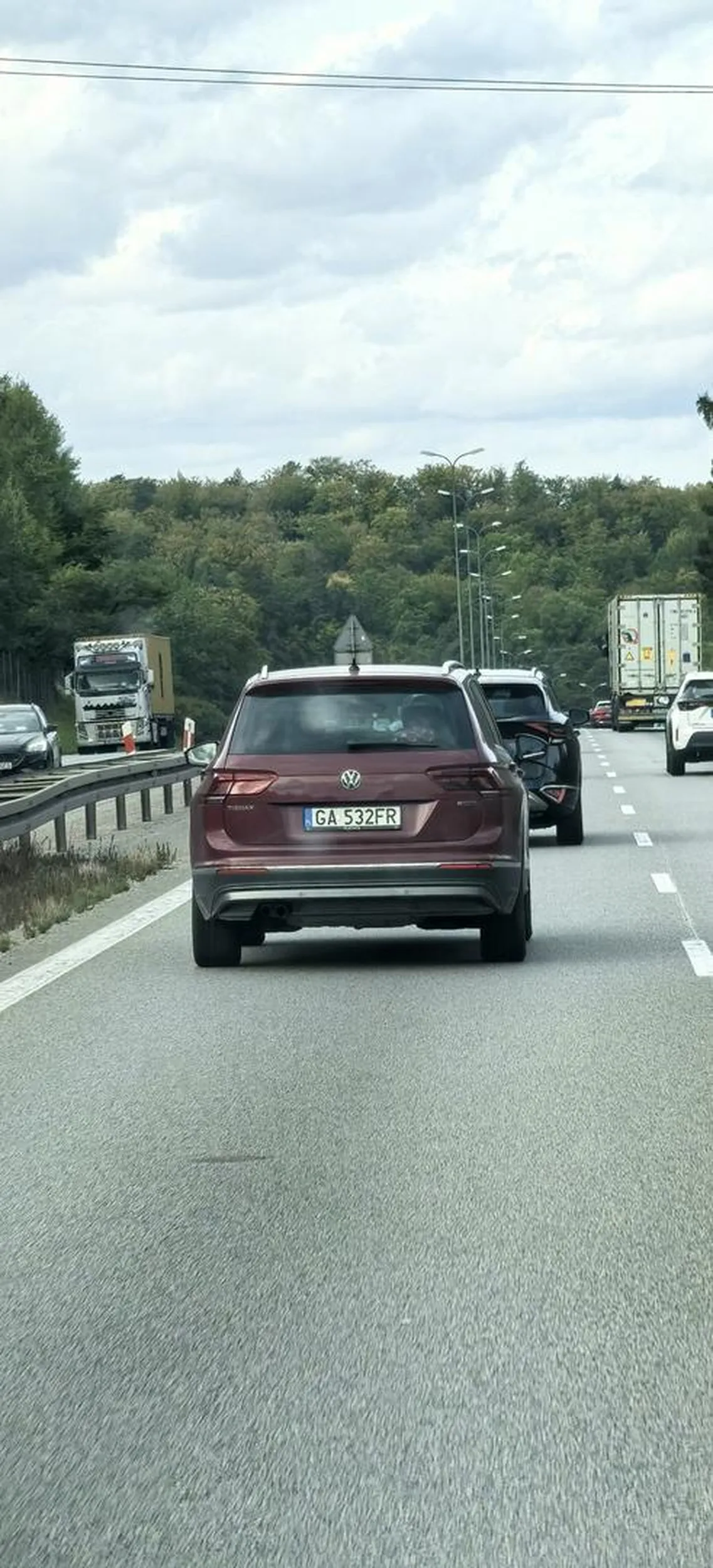 Pani wyskoczyła zza ciężarowki przed maską karetki, stwarzając zagrożenie dla pacjentki