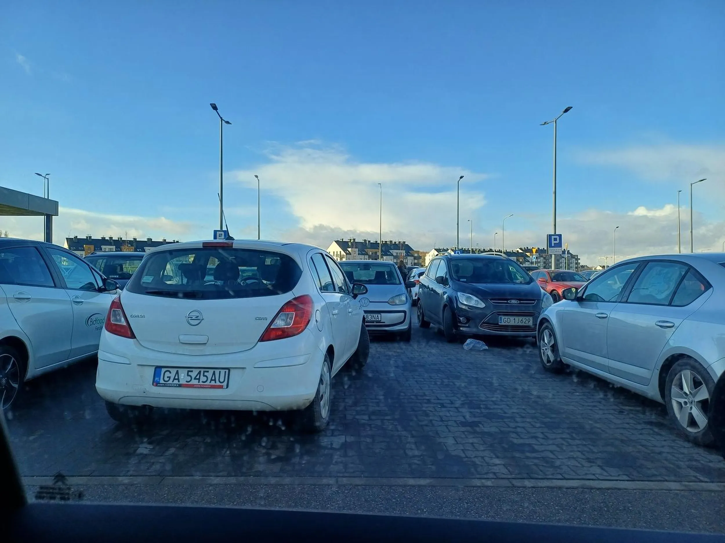 Naucz się parkować, pełny parking nie ma gdzie stanąć a ty 2 miejsca zajmujesz. Masakra......