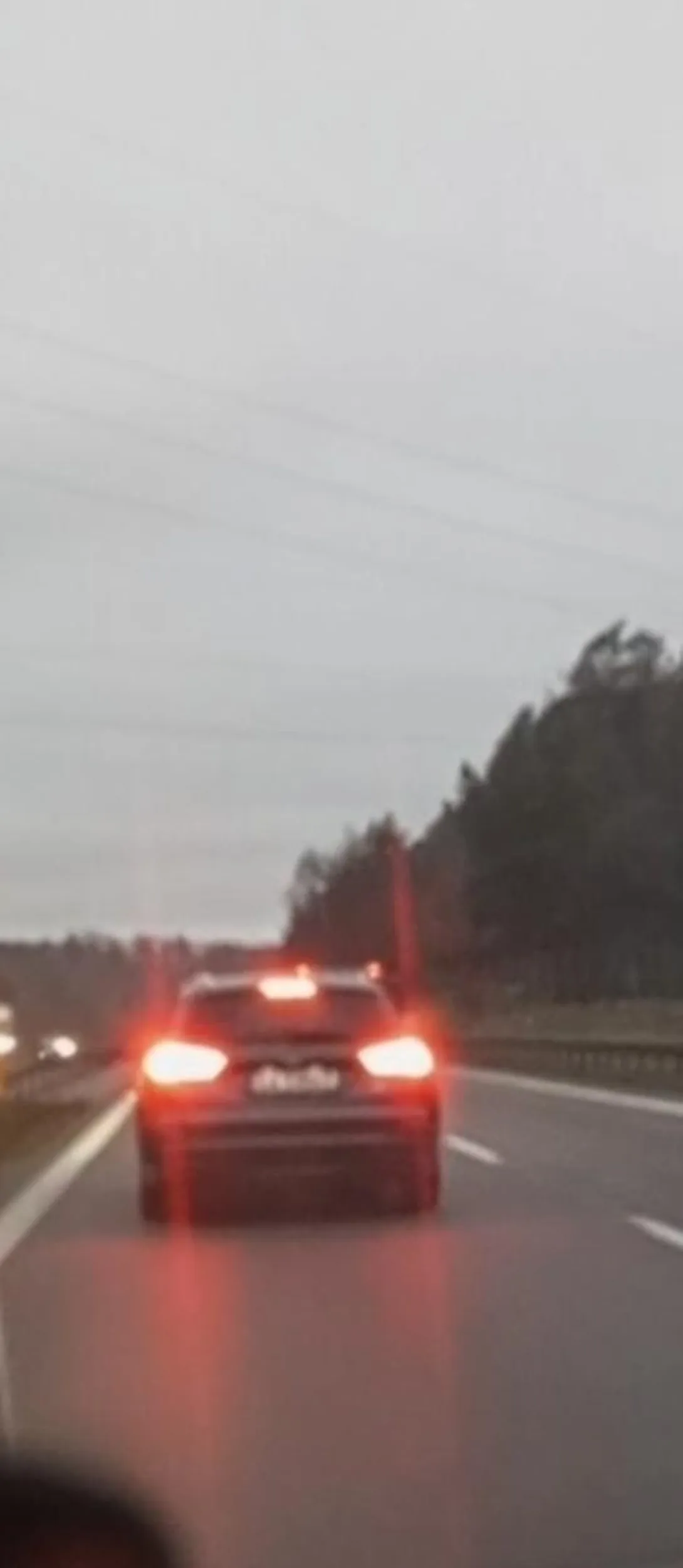 Pusta blond ślimaczy się na lewym pasie i nie zjedzie tylko hamuje jeszce nie mając nic przed sobą