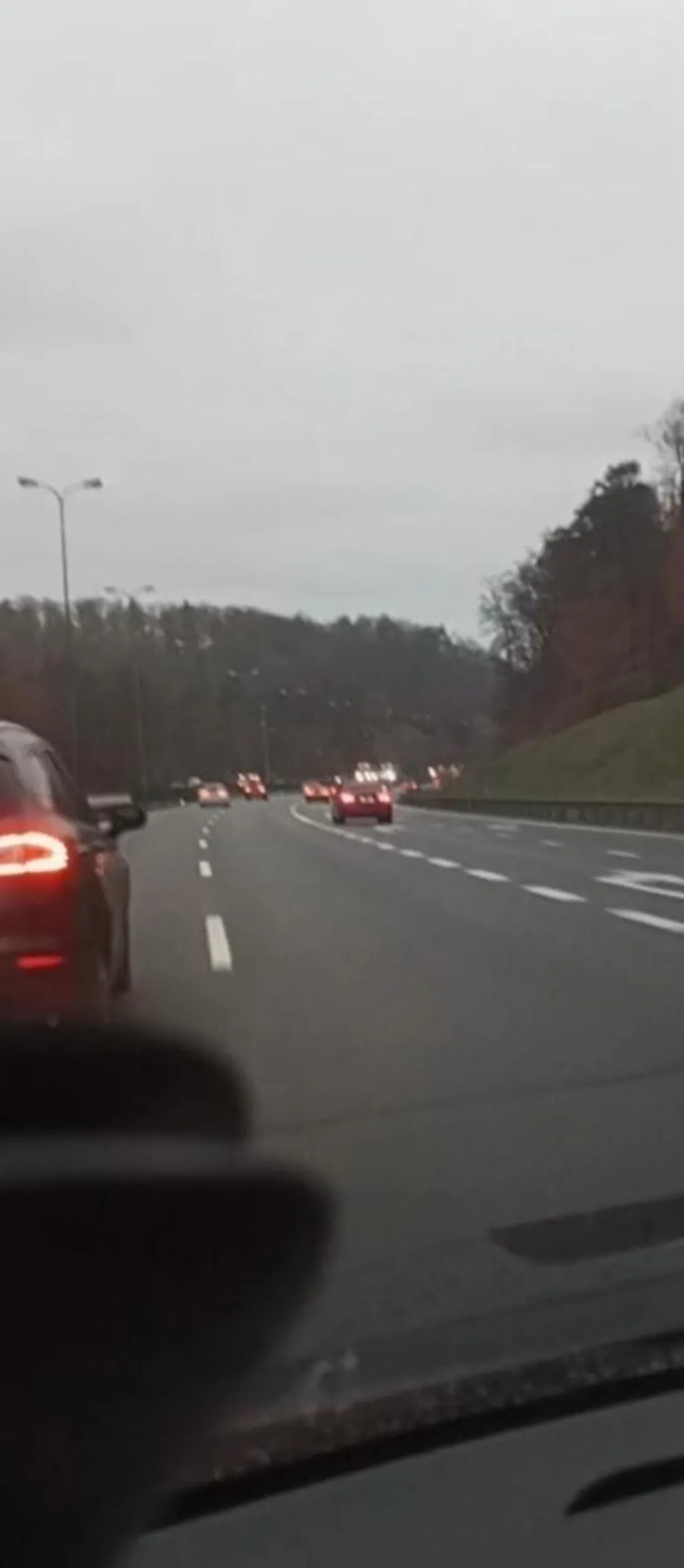 Pusta blond ślimaczy się na lewym pasie i nie zjedzie tylko hamuje jeszce nie mając nic przed sobą