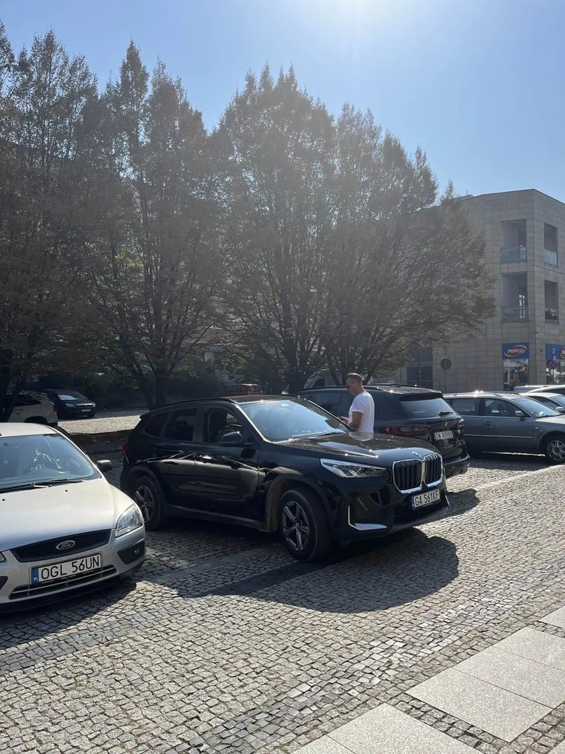 - BMW? jest - jazda po chodniku? jest - jazda po ścieżce rowerowej? jest - pilna potrzeba zaparkowania? jest, wyjście do żabki - zostawienie bolidu z włączonym silnikiem podczas wyjścia? jest - IQ właściciela ograniczone do 20? jest