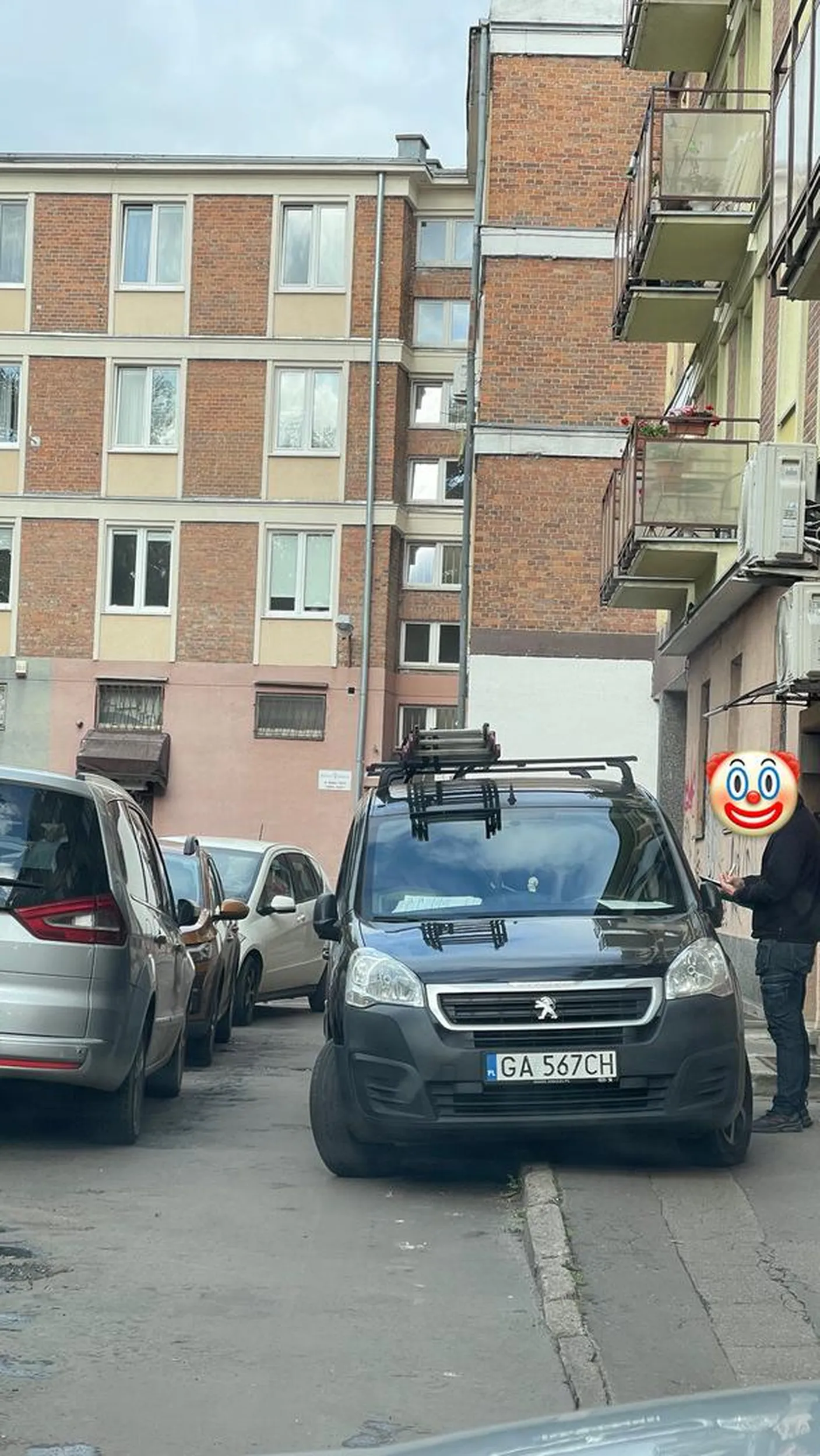 Kutas celowo blokuje przejazd, na prośbę żeby odjechał, odpowiedział, że mogę się wycofać…