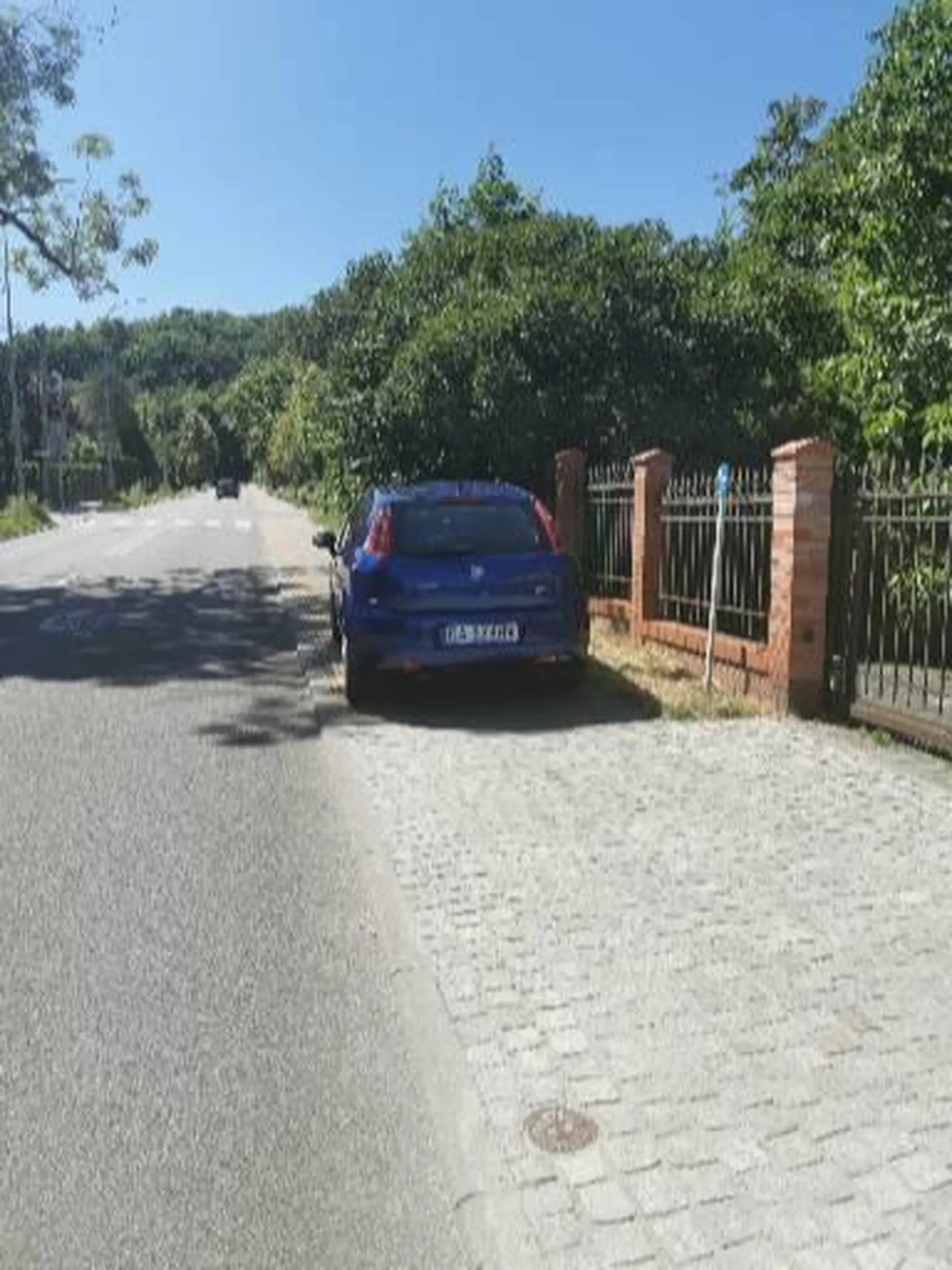 Trzeba omijać ulicą..