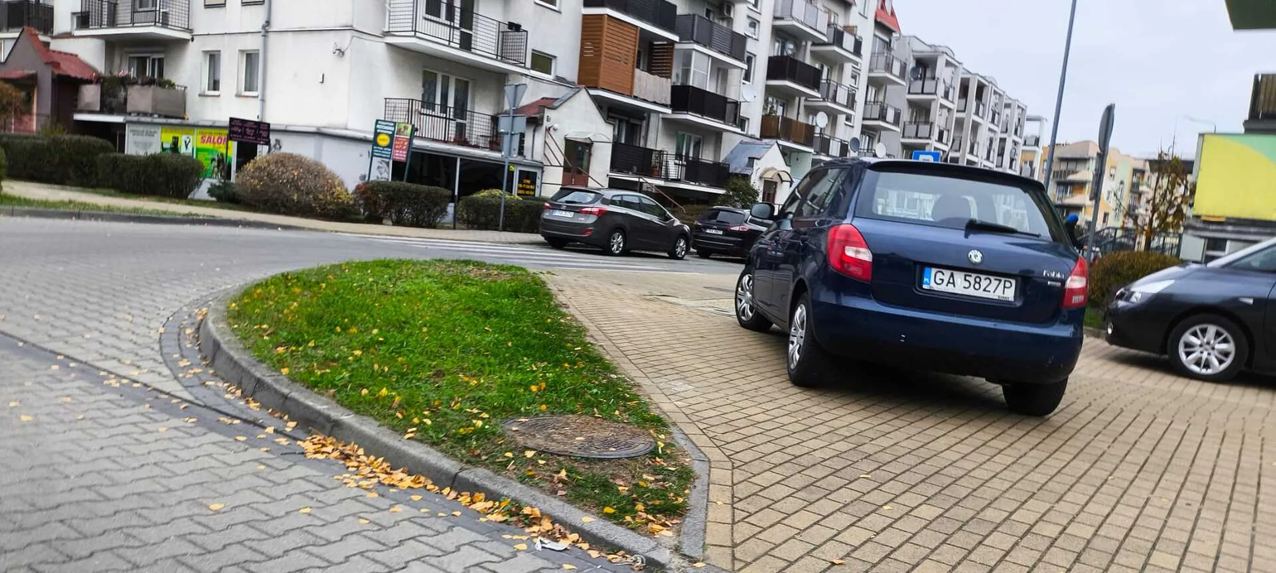 Mistrz parkowania na chodniku przy ulicy Miedzińskiego w Rawiczu. Art. 26 3. 3) Prawa o ruchu drogowym: Kierującemu pojazdem zabrania się jazdy wzdłuż po drodze dla pieszych lub przejściu dla pieszych.