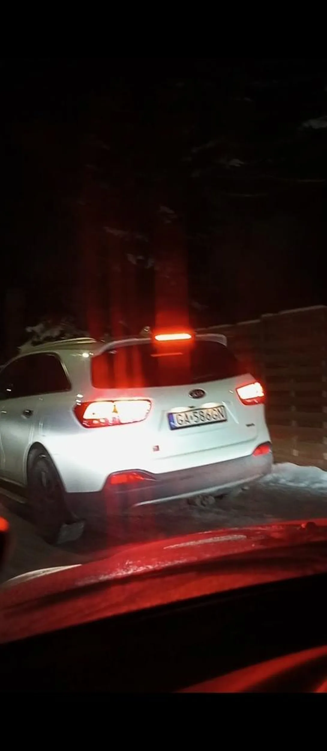 Parkuje sobie mądra na środku skrzyżowania