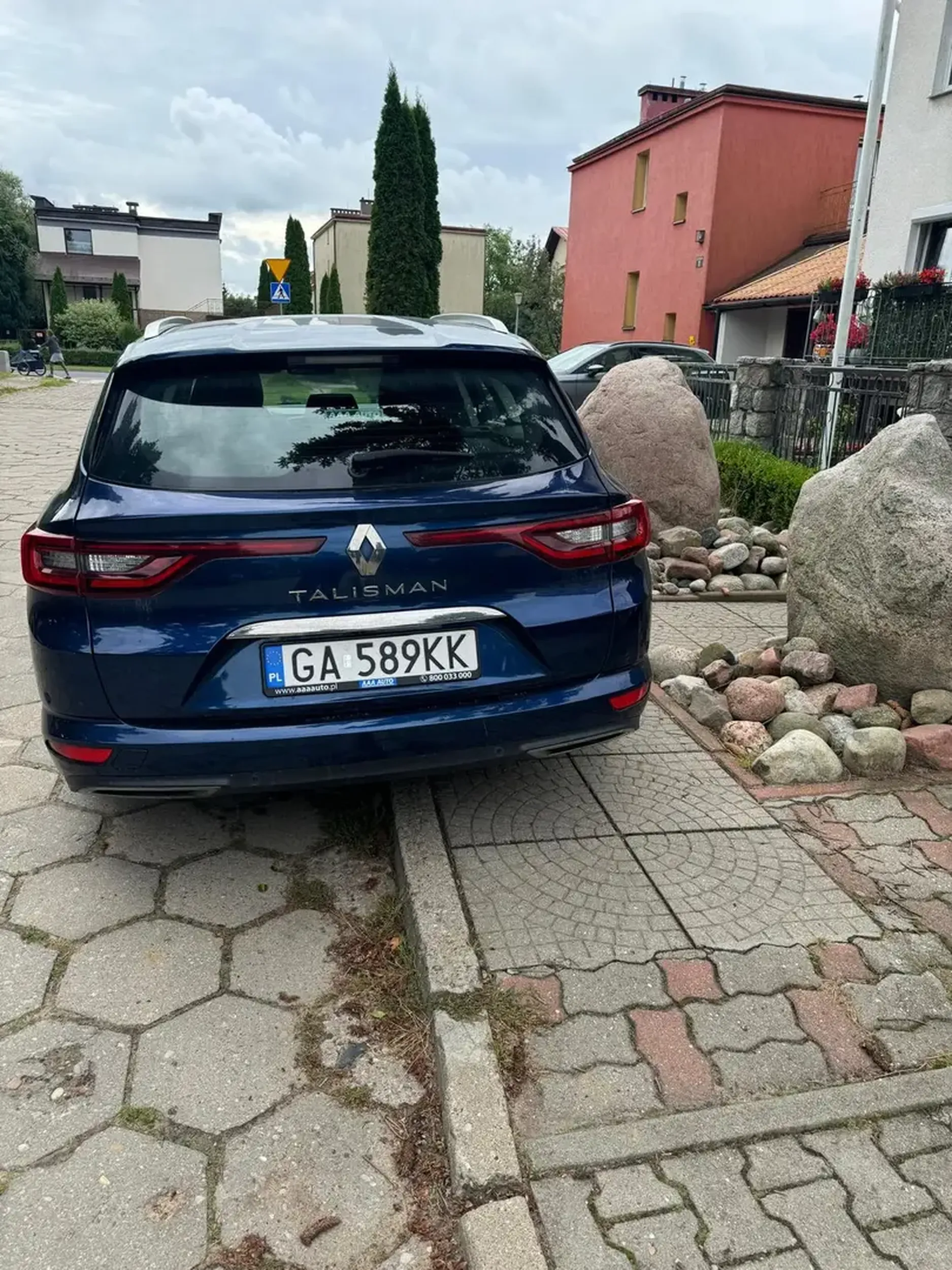 Pewien inteligent zablokował wejscie do domu. Na pytanie czemu tak zrobił zamiast przeprosic dopytywał czy nie mam większych problemów. A w domu osoba niepełnosprawna, która nie mogła przejść z balkonikiem.