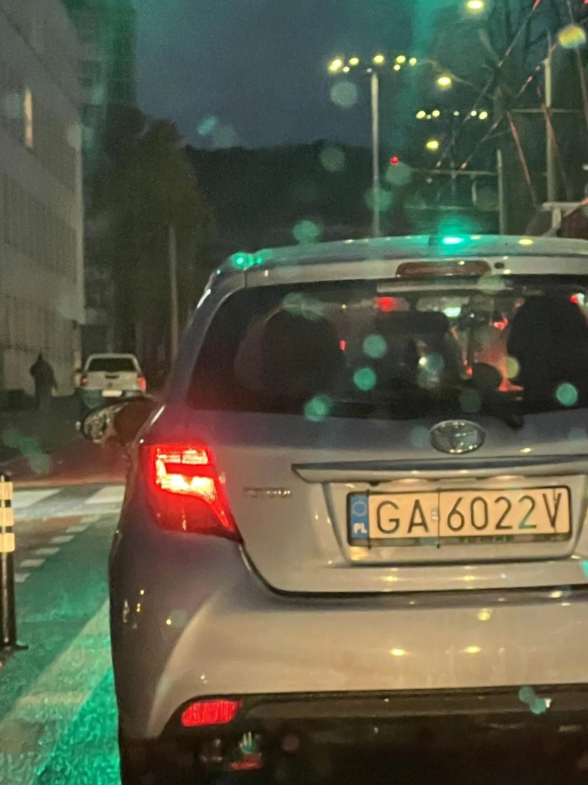 Tego papierosa to było sobie w tyłek wsadzić a nie na ulicę. Po zwróceniu uwagi chciał się bić dziadek uwaga na wariata