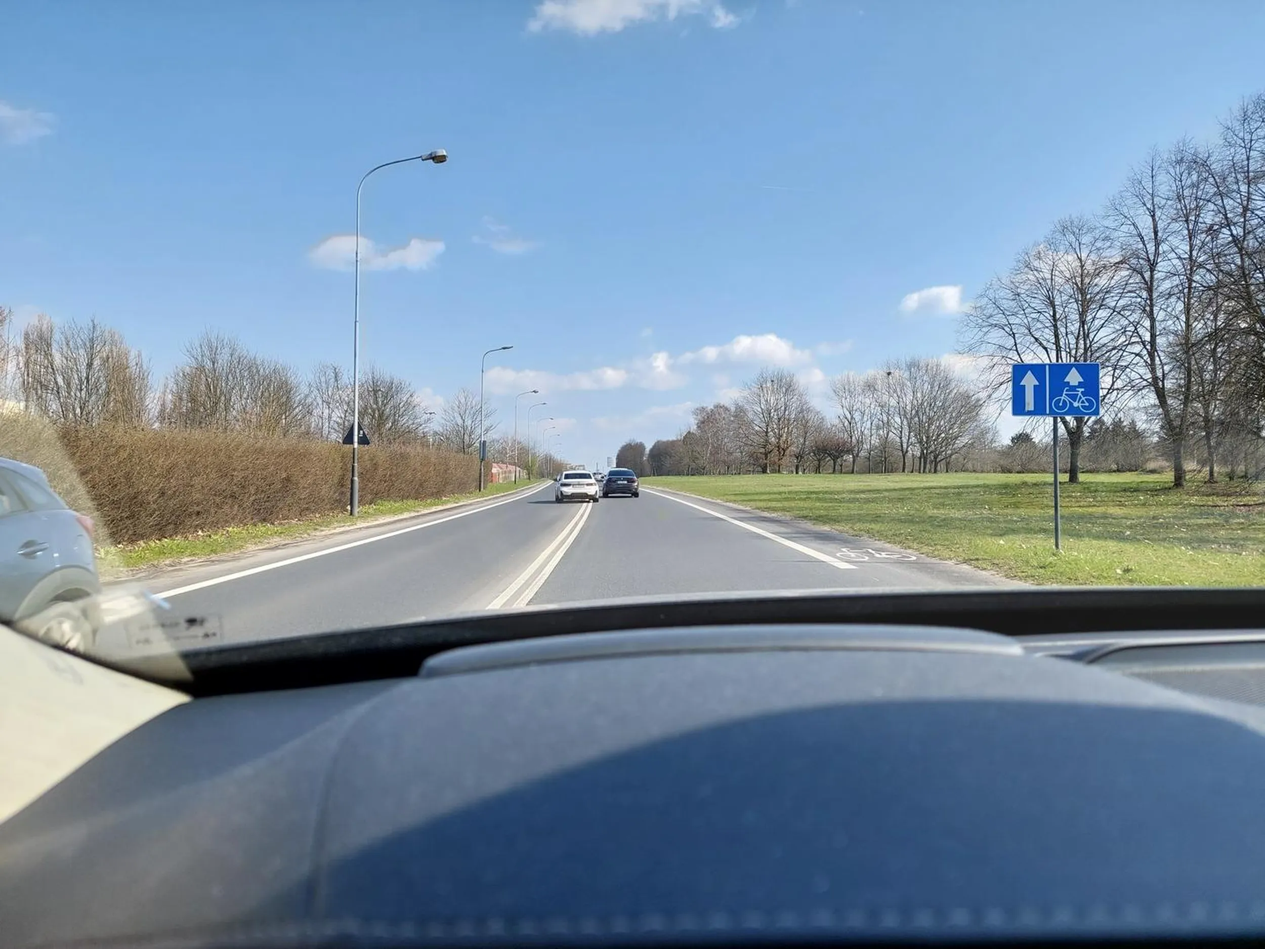 Na ok 500 metrach kilka wyprzedzeń na podwójnej ciąglej i przejsciach dla pieszych w miescie. Bohater