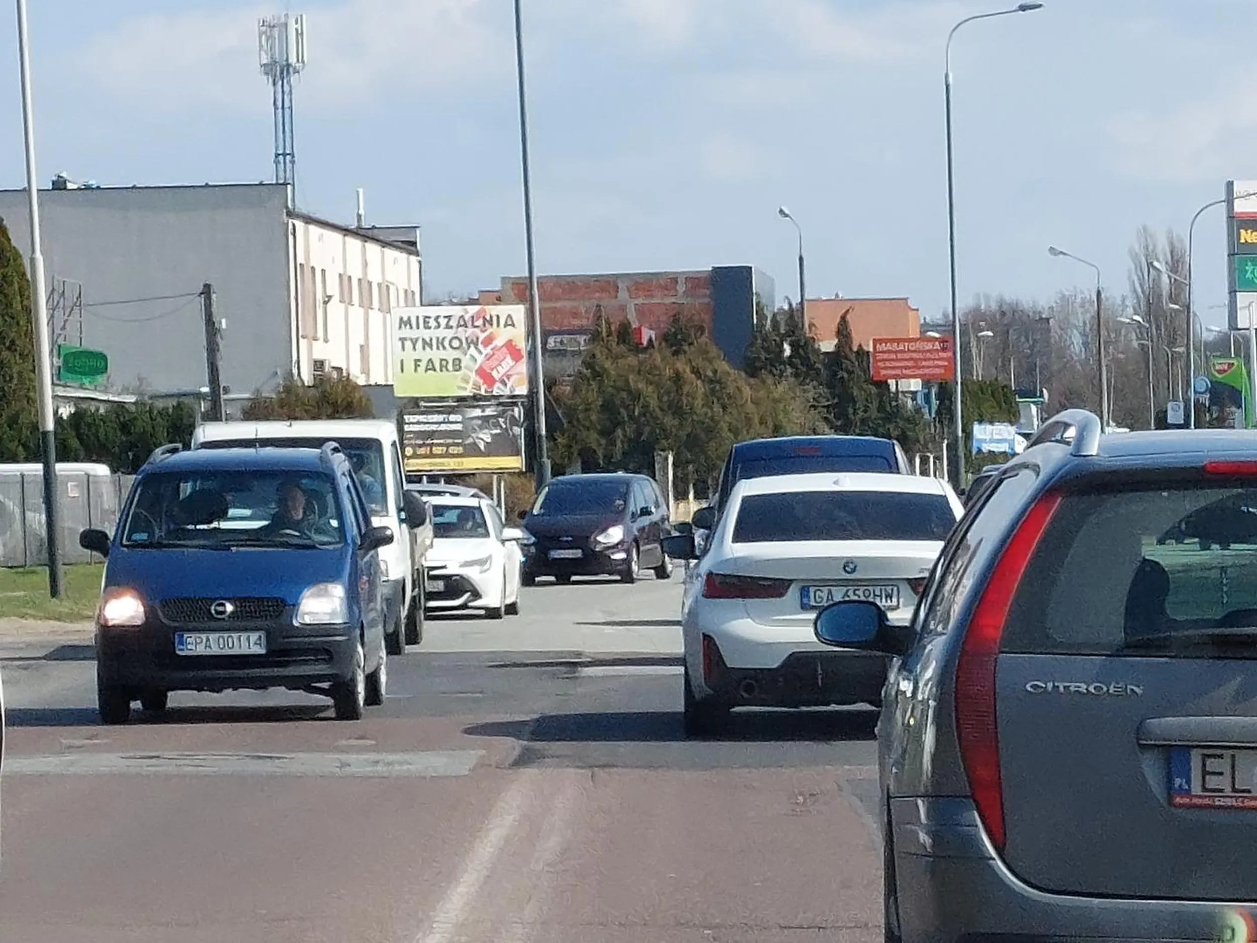 Na ok 500 metrach kilka wyprzedzeń na podwójnej ciąglej i przejsciach dla pieszych w miescie. Bohater
