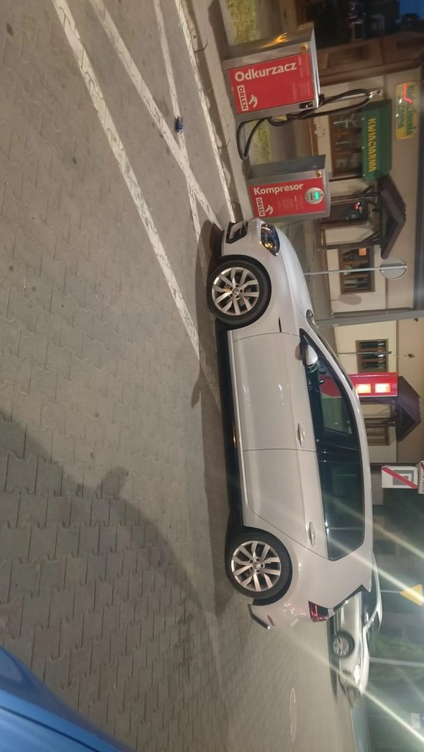 Polecam bardzo, cały parking wolny, a parkuję i blokuję wyznaczone miejsce do pompowania opon. Nie śpieszy się, prawko z lays jak nic