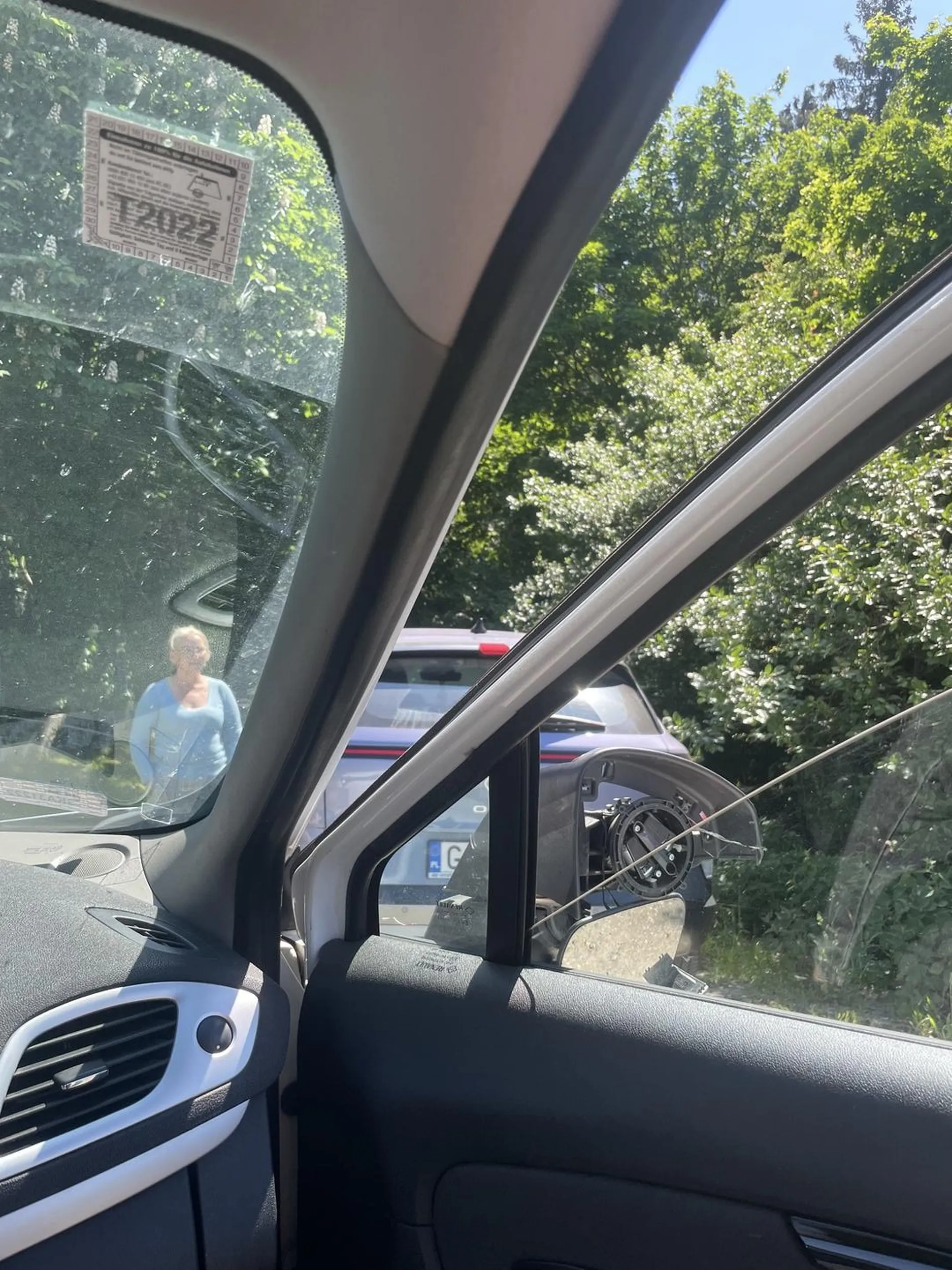 Baba psychicznie chora. Hamuje na prostej drodze wymusza wypadek. Takim tylko zabrać prawo do prowadzenia pojazdu