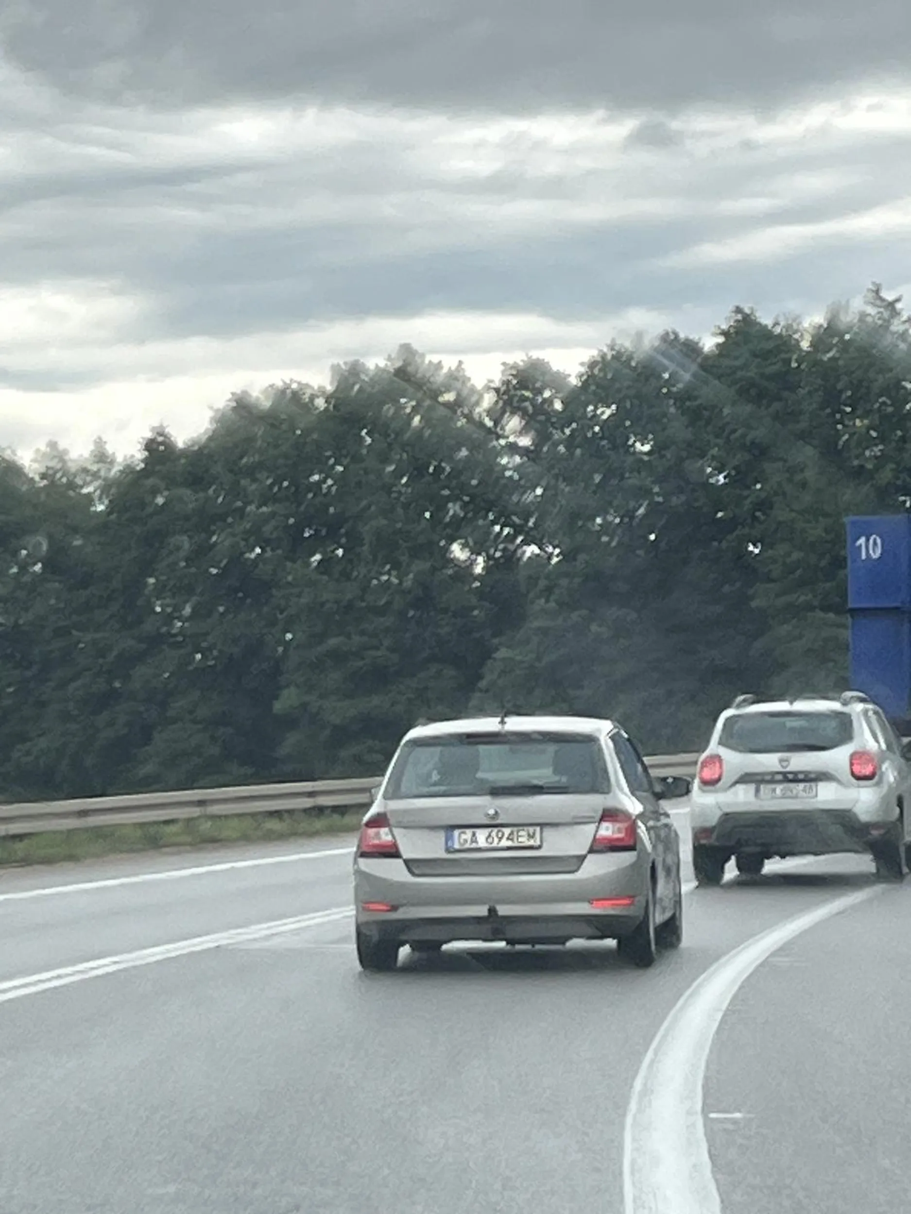 Wyprzedza na zakrętach i podwójnej ciągłej. Wariat stwarza zagrożenie dla innych.