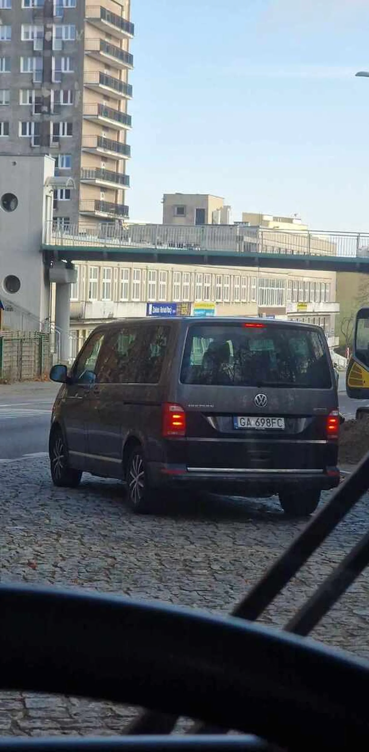 Szanowna pani nie rozróżnia przystanku autobusowego od miejsca parkingowego. Przejeżdża przez pętlę autobusową - wjazd pod znak zakaz ruchu.