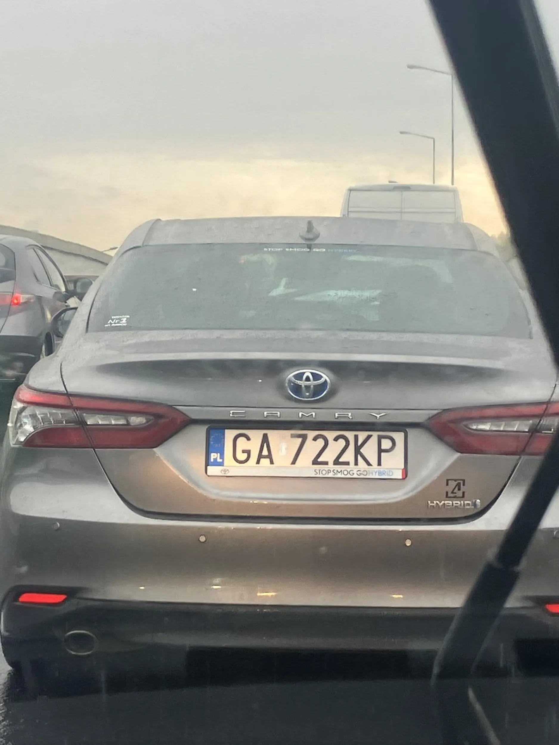 Wciska się na lini ciaglej, powodując zagrożenie na drodze zmuszając innych uczestników ruchu drogowego to awaryjnego hamowania