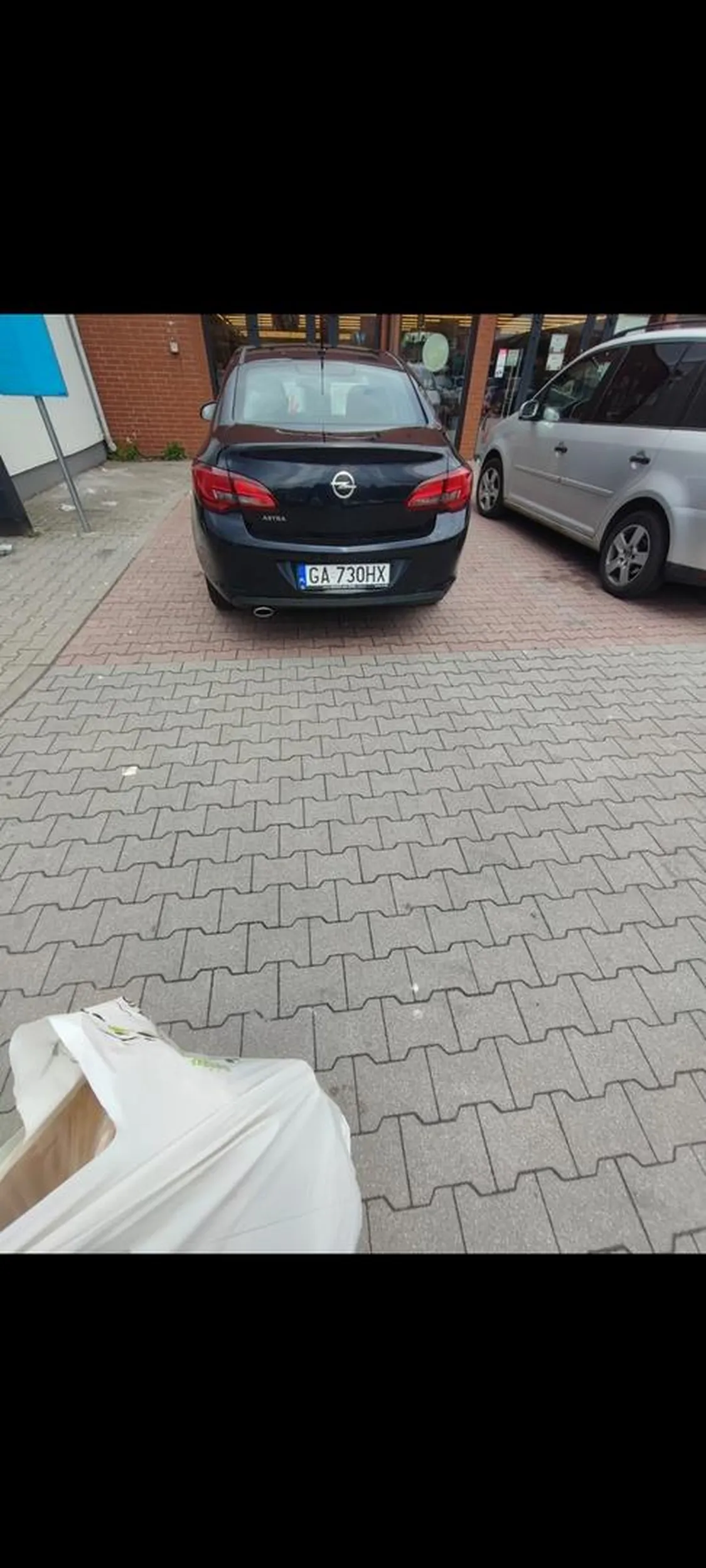 Paskudne babsko zaparkowalo na miejscu z namalowanym wozkiem inwalidzkim, ale bez niebieskiego koloru. Zwrocilem jej uwage, ze to miejsce WYZNACZONE przez kogo by nie bylo, chocby wlasciciela parkingu dla osob niepelnosprawnych. Wykloca sie, ze "jak nie ma niebieskiego to mandatu nie dostane". Nawet jesli nie to ludzie, jesli nie dostaniecie za cos kary, to nie znaczy, ze robicie coz zlego? Jakby mozna bylo okradac z pobiciem, bo zniesli by karnosc, to napadlibyscie na sasiada i go okradli "bo mandatu nie dadzo"? Na parkingu niedostateczna ilosc miejsc parkingowych. Pod wejsciem wyznaczone dodatkowe, babsku ciezko przejsc 15m zamiast 3m, bo "mandata nie dostane", ale osobie na wozku czy o kulach ciezko. Co za paskudne osoby i swiat. 0 empatii, sam egoizm i narcyzm