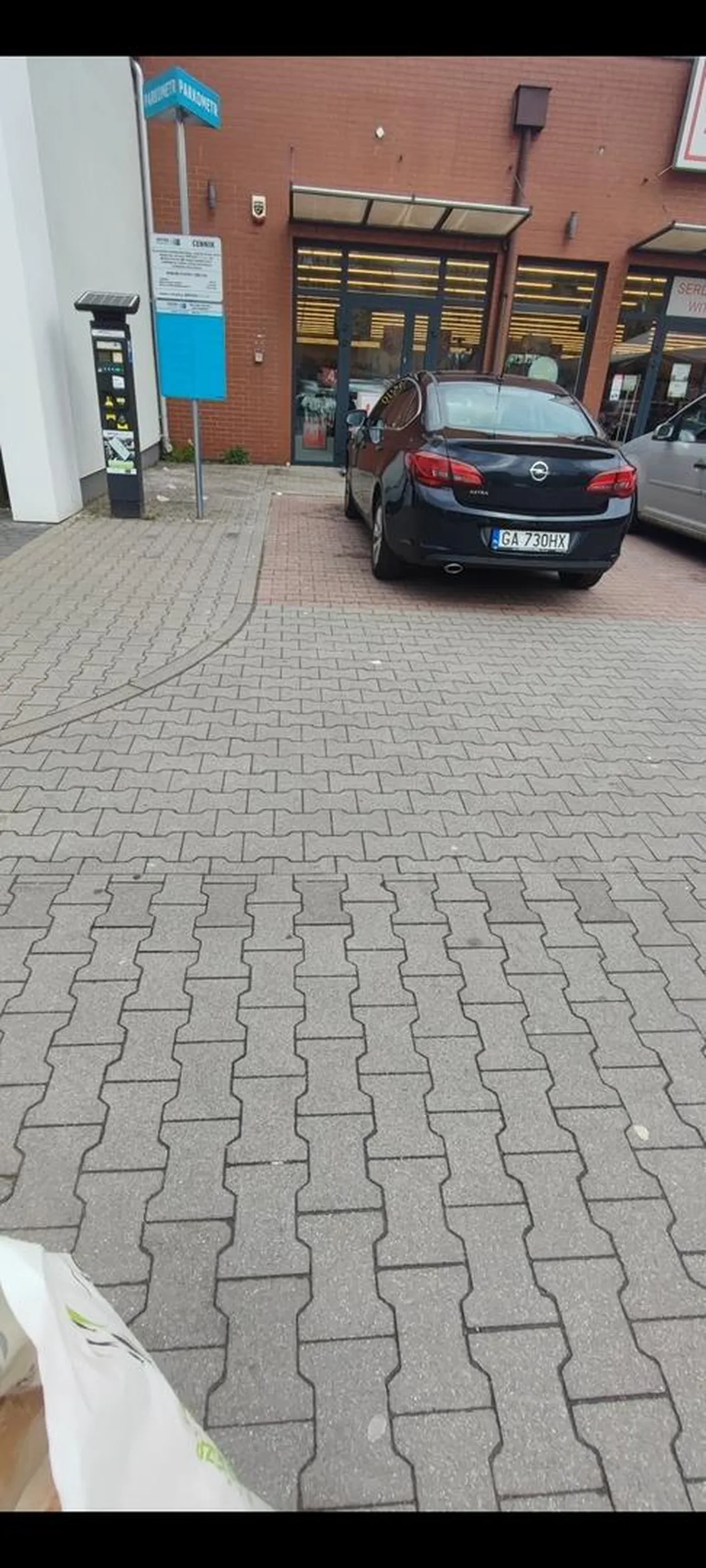 Paskudne babsko zaparkowalo na miejscu z namalowanym wozkiem inwalidzkim, ale bez niebieskiego koloru. Zwrocilem jej uwage, ze to miejsce WYZNACZONE przez kogo by nie bylo, chocby wlasciciela parkingu dla osob niepelnosprawnych. Wykloca sie, ze "jak nie ma niebieskiego to mandatu nie dostane". Nawet jesli nie to ludzie, jesli nie dostaniecie za cos kary, to nie znaczy, ze robicie coz zlego? Jakby mozna bylo okradac z pobiciem, bo zniesli by karnosc, to napadlibyscie na sasiada i go okradli "bo mandatu nie dadzo"? Na parkingu niedostateczna ilosc miejsc parkingowych. Pod wejsciem wyznaczone dodatkowe, babsku ciezko przejsc 15m zamiast 3m, bo "mandata nie dostane", ale osobie na wozku czy o kulach ciezko. Co za paskudne osoby i swiat. 0 empatii, sam egoizm i narcyzm