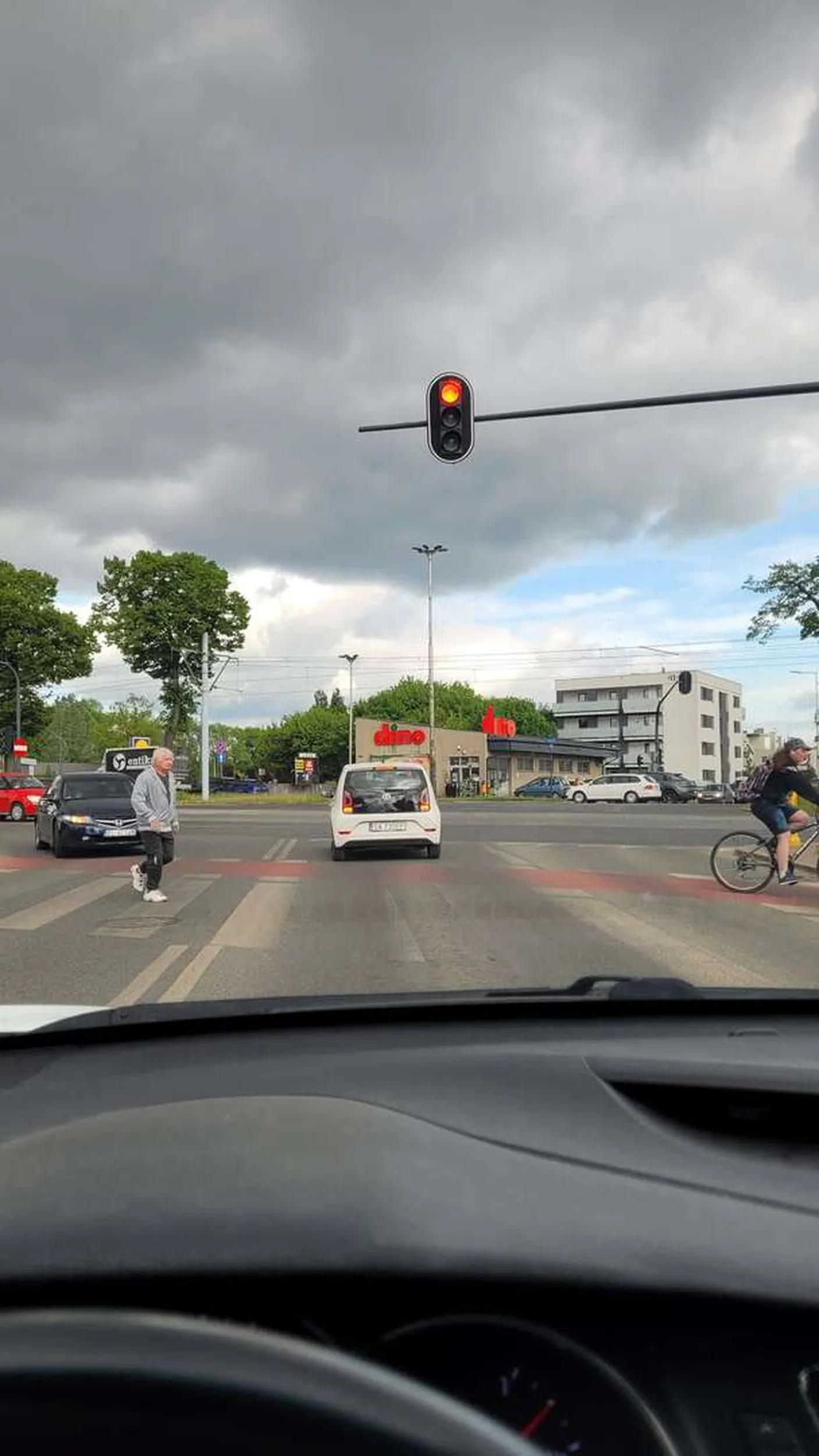 Pajac nie potrafi poczekać na swoją kolej na światłach tylko perfidnie omija wszystkich prawym pasem i wpierdala się za sygnalizator.