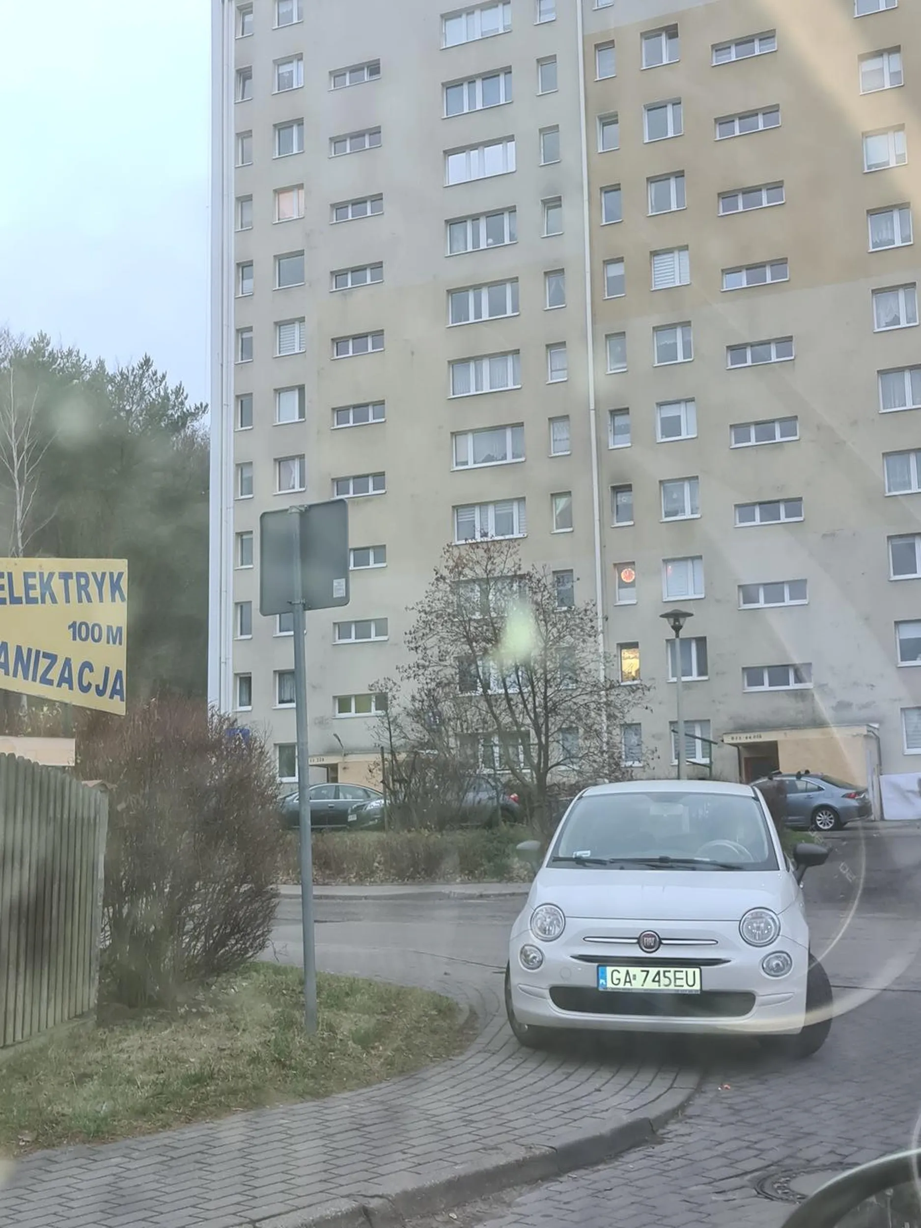 Przepiękne parkowanie na skrzyżowaniu oraz środku chodnika.