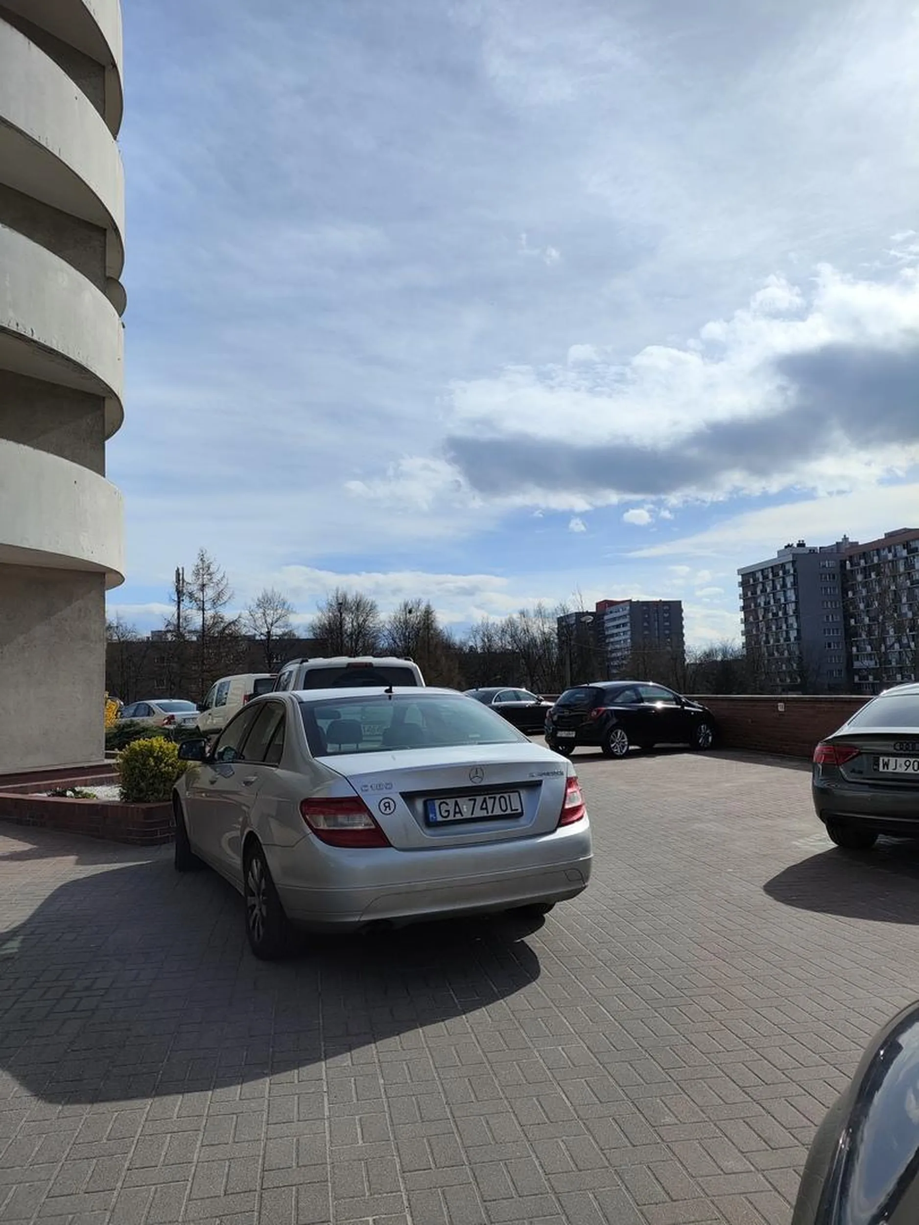 Zalecam o wzięcie dodatkowych godzin doszkalających kierowców w parkowaniu. Pozdrawiam