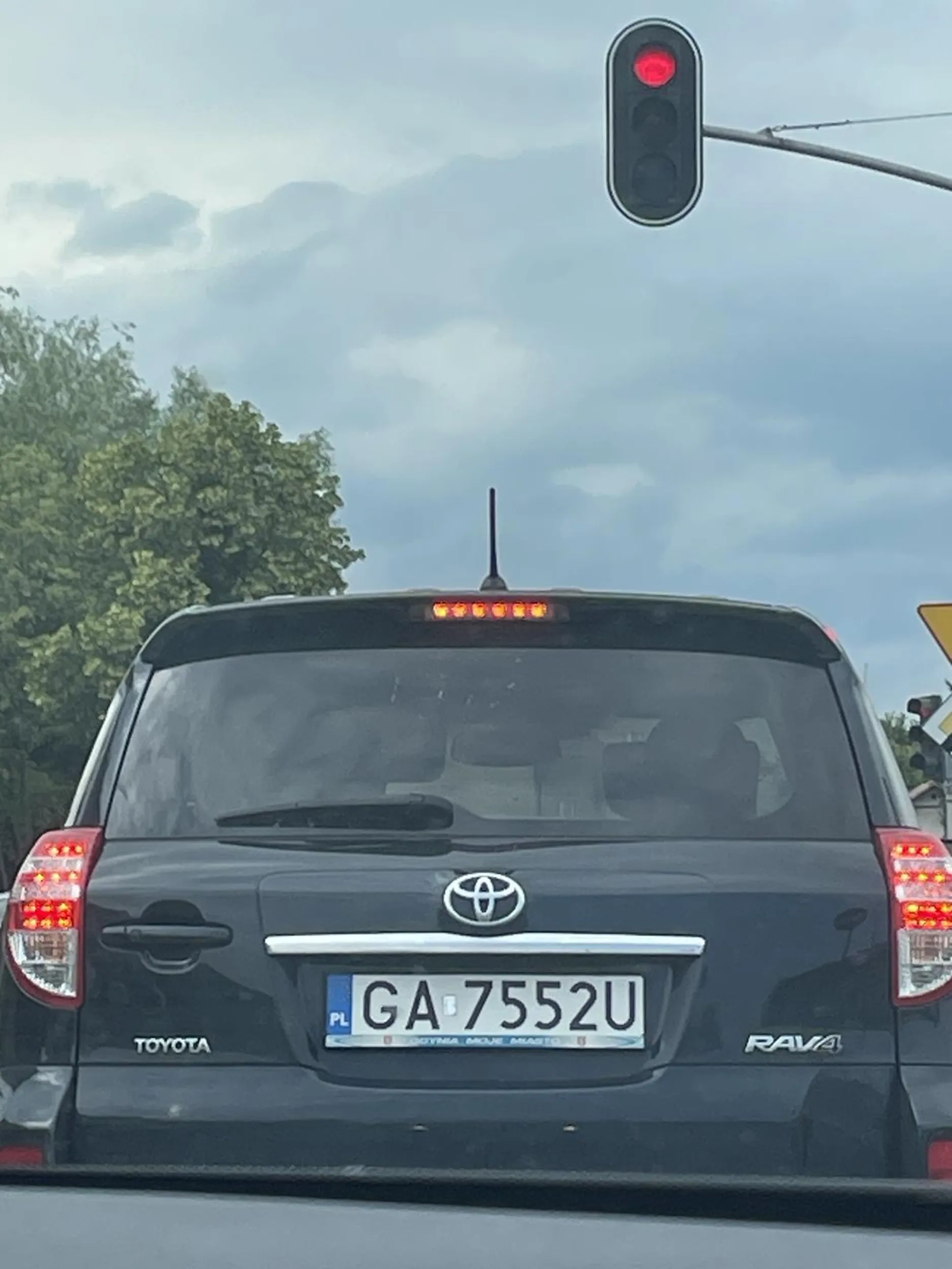 Mistrz wpi****ania się na trzeciego, ciesz się kobieto że nie chcemy bawić sie w ubezpieczenia i mieć uszkodzonego auta : )